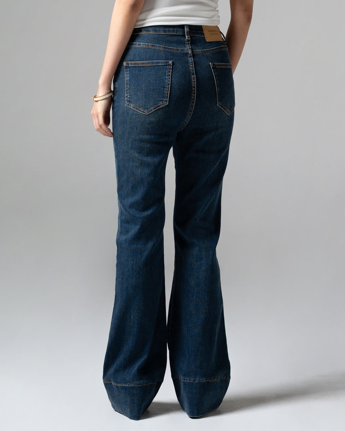 Ashley Flare Jeans Black Blue, regular size, detail belakang