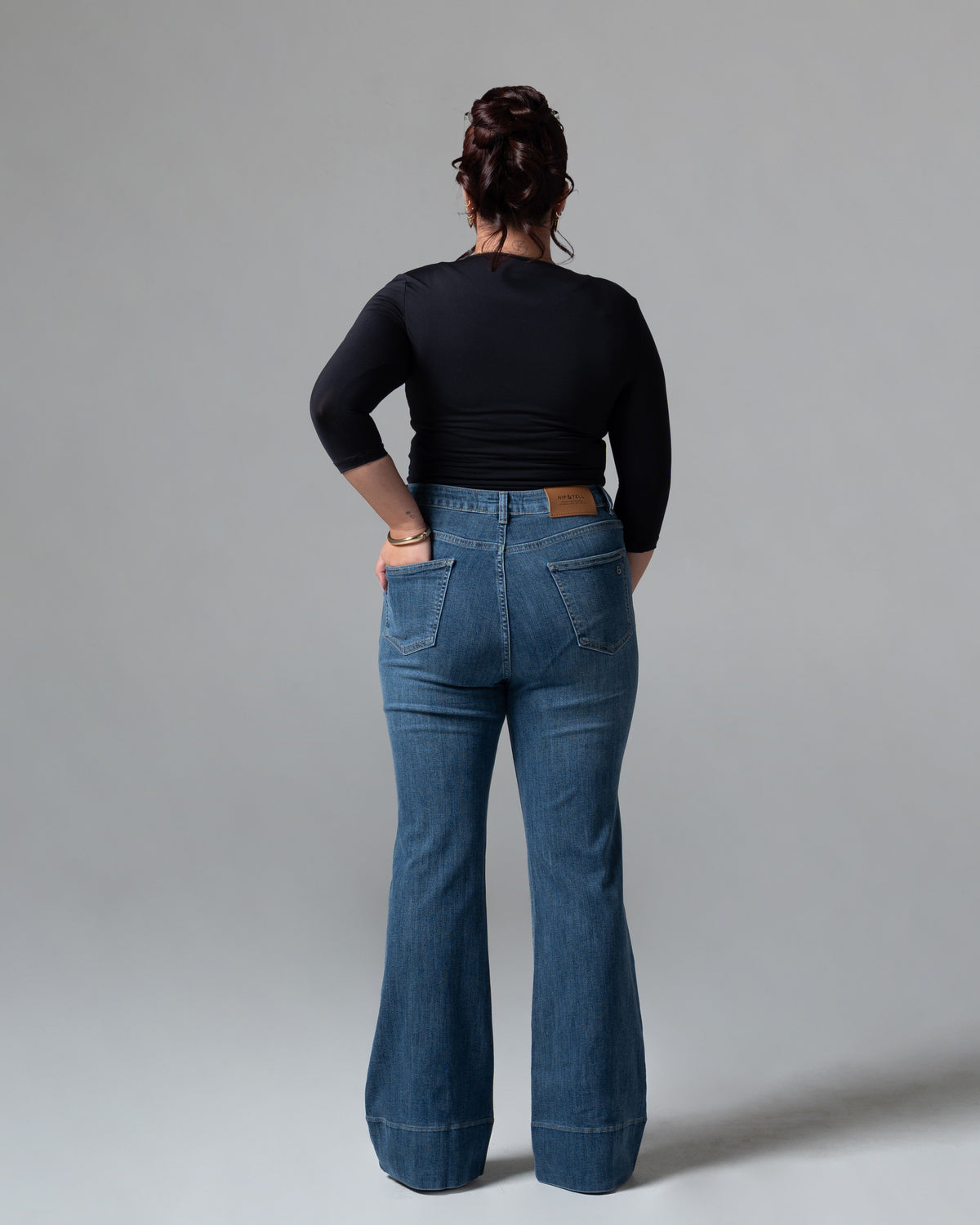 Ashley Flare Jeans Dark Blue, mid size, tampak belakang