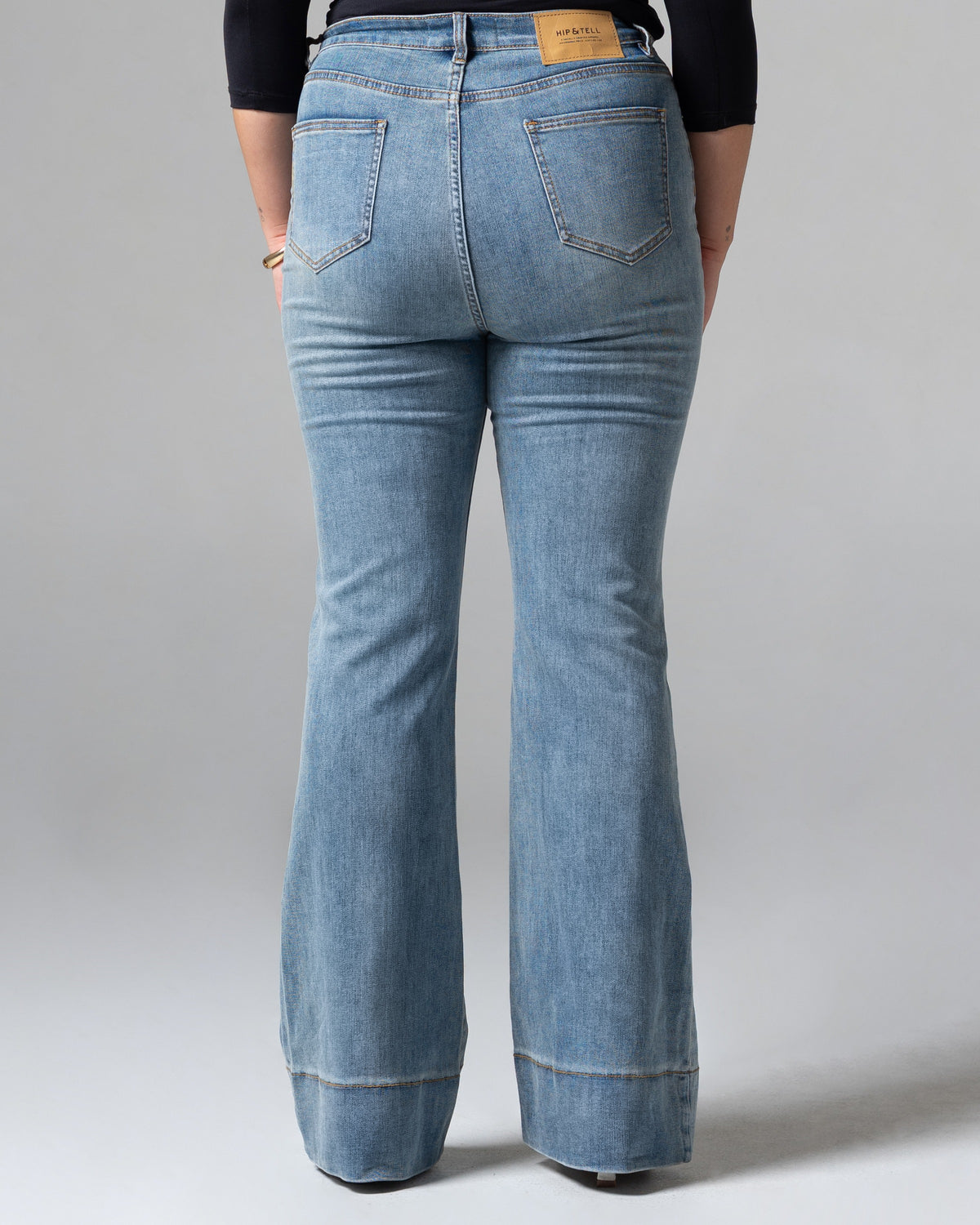 Ashley Flare Jeans Light Blue, mid size, detail belakang