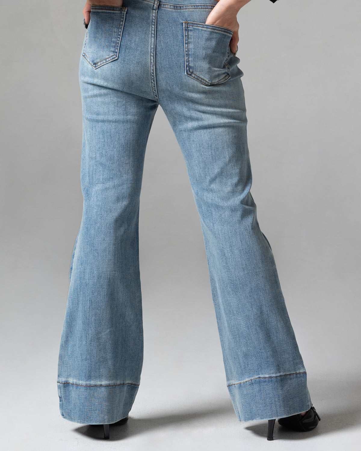 Ashley Flare Jeans Petite Light Blue, detail belakang