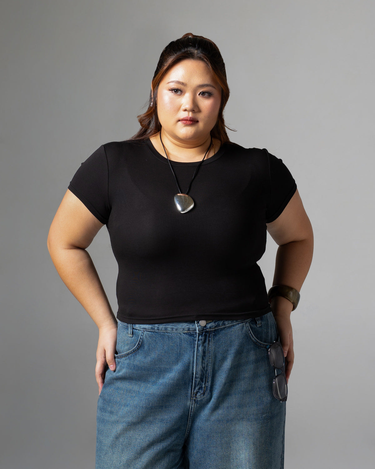 Avery Top Black, big size, detail depan