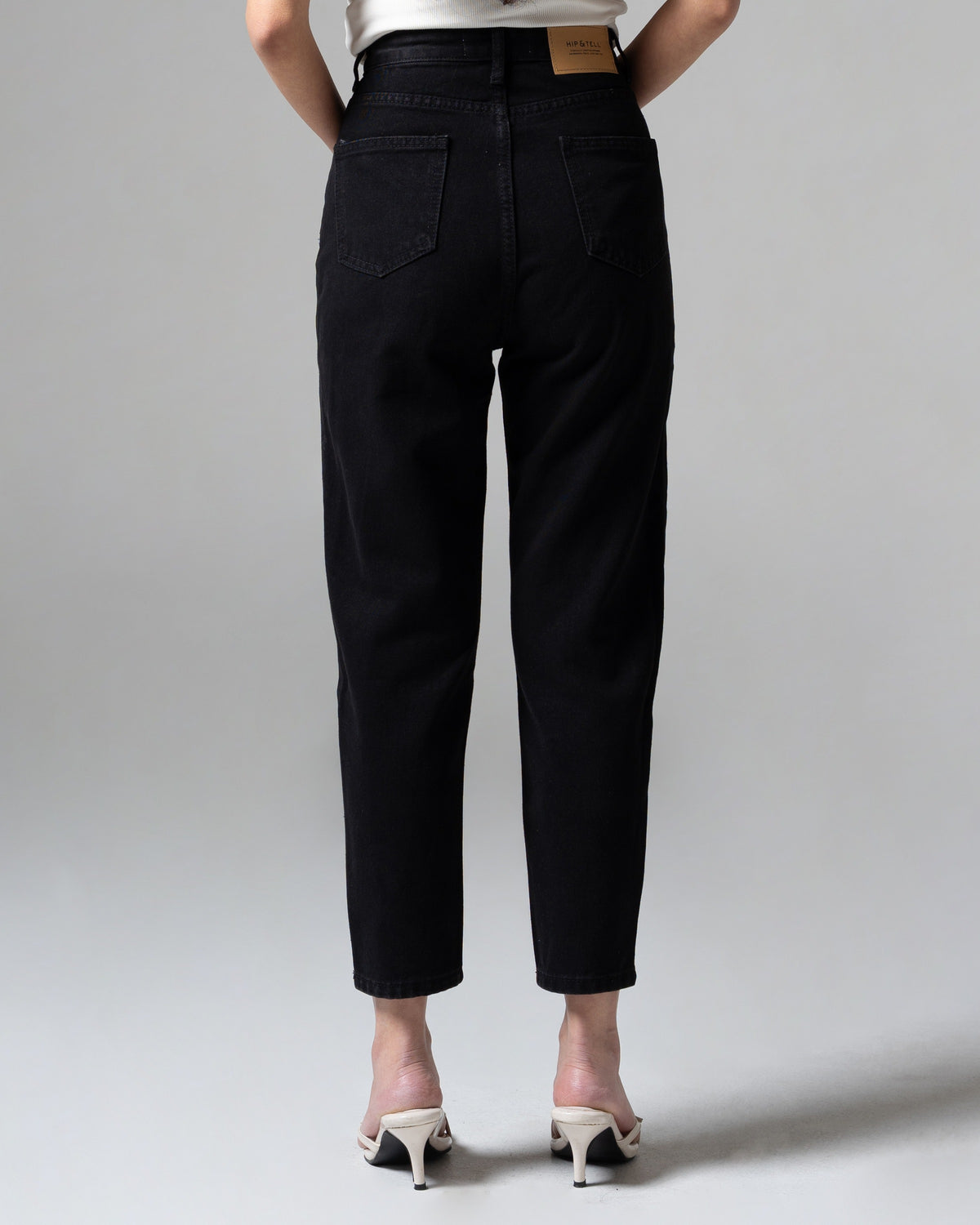Boston Mom Jeans Black, regular size, detail belakang
