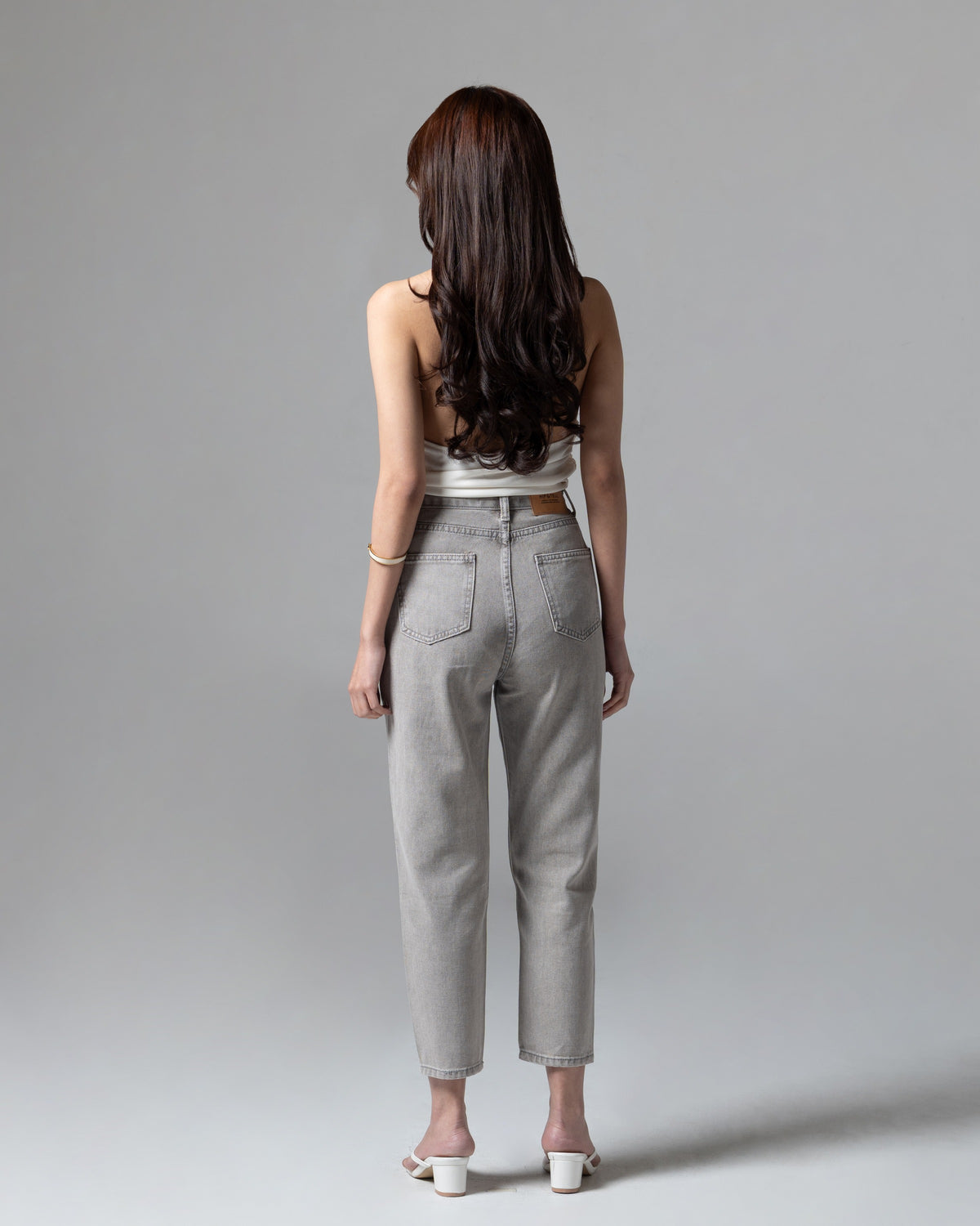 Boston Mom Jeans Light Grey, regular size, tampak belakang