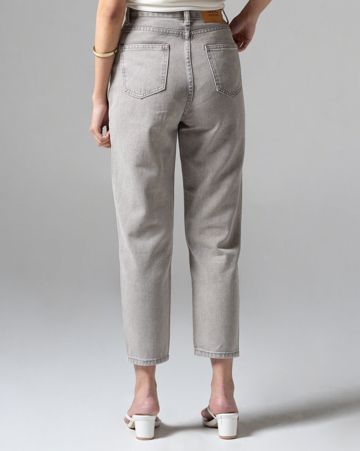 Boston Mom Jeans Light Grey, regular size, detail belakang