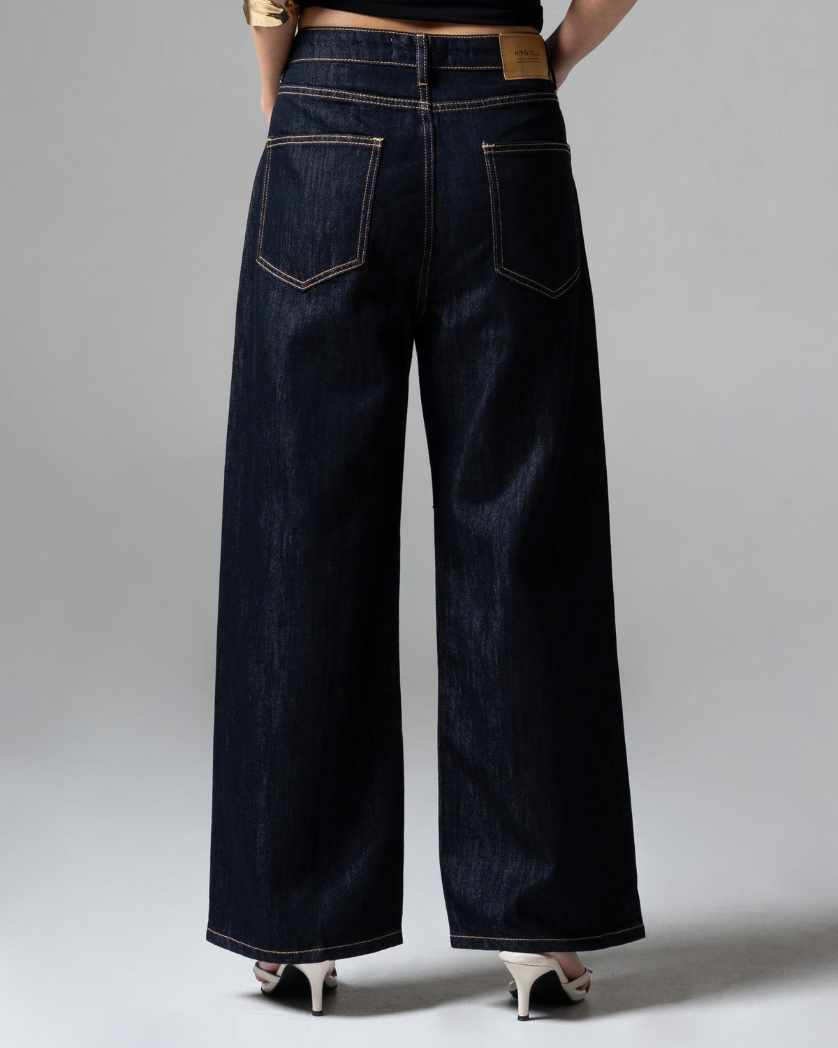 Cerise Straight Baggy Jeans, detail belakang