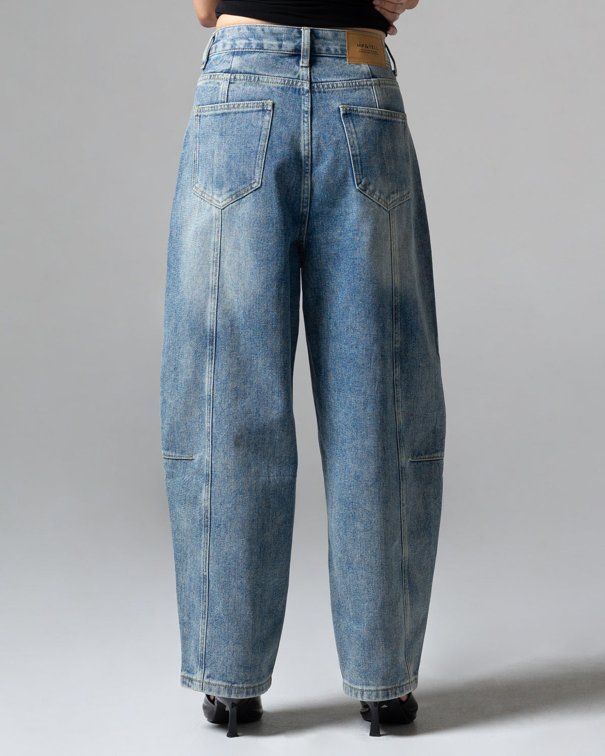 Daryl Barrel Jeans, detail belakang