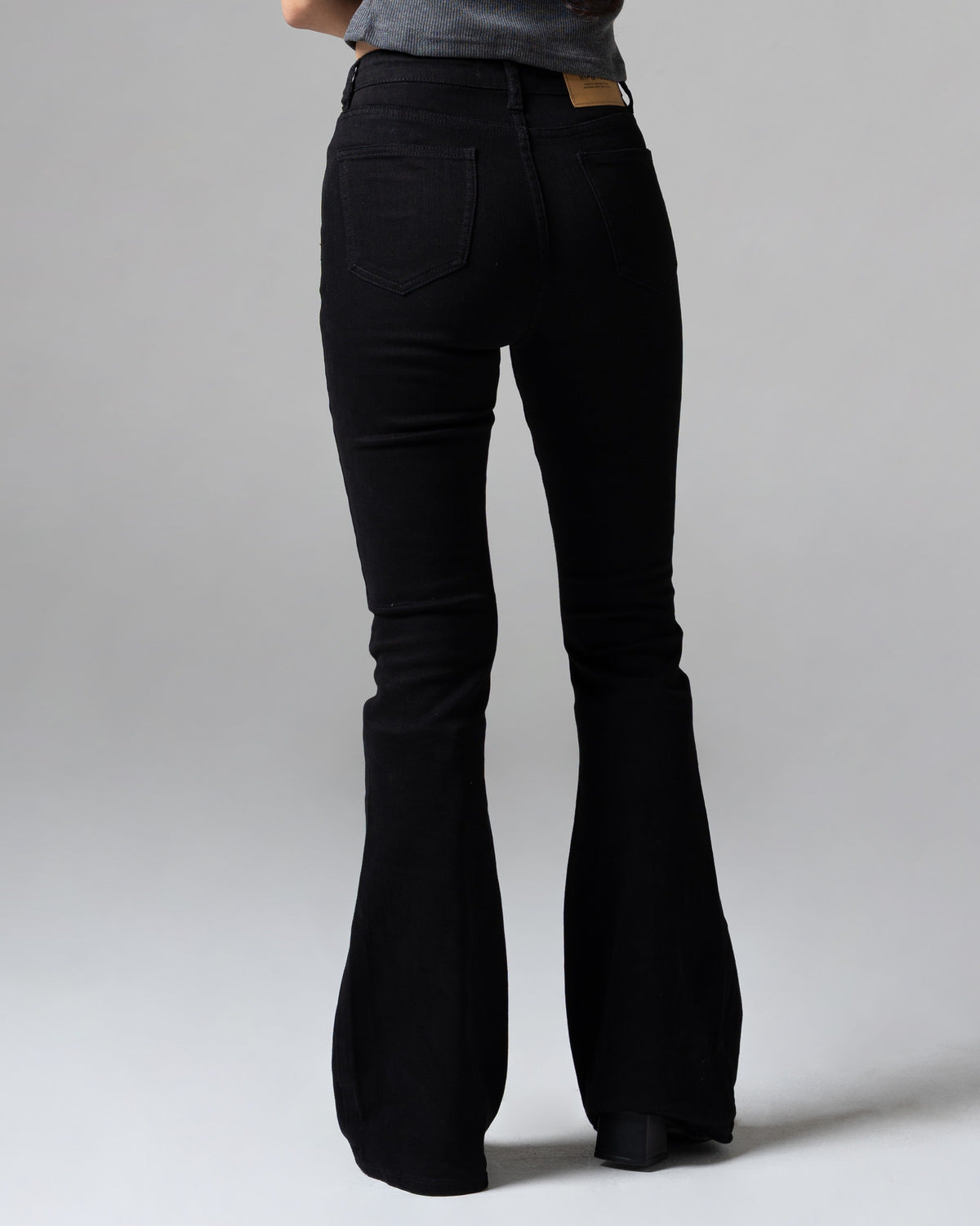 Kelly Flare Jeans Black, regular size, detail belakang