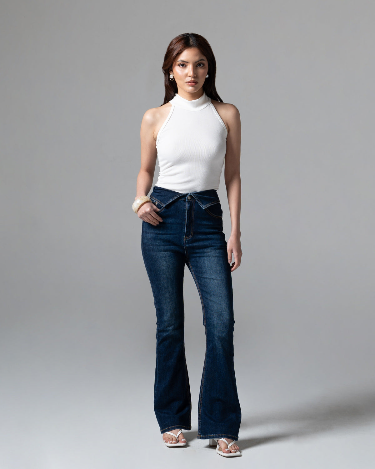 Vivienne Cutbray Jeans Black Blue, regular size, tampak depan