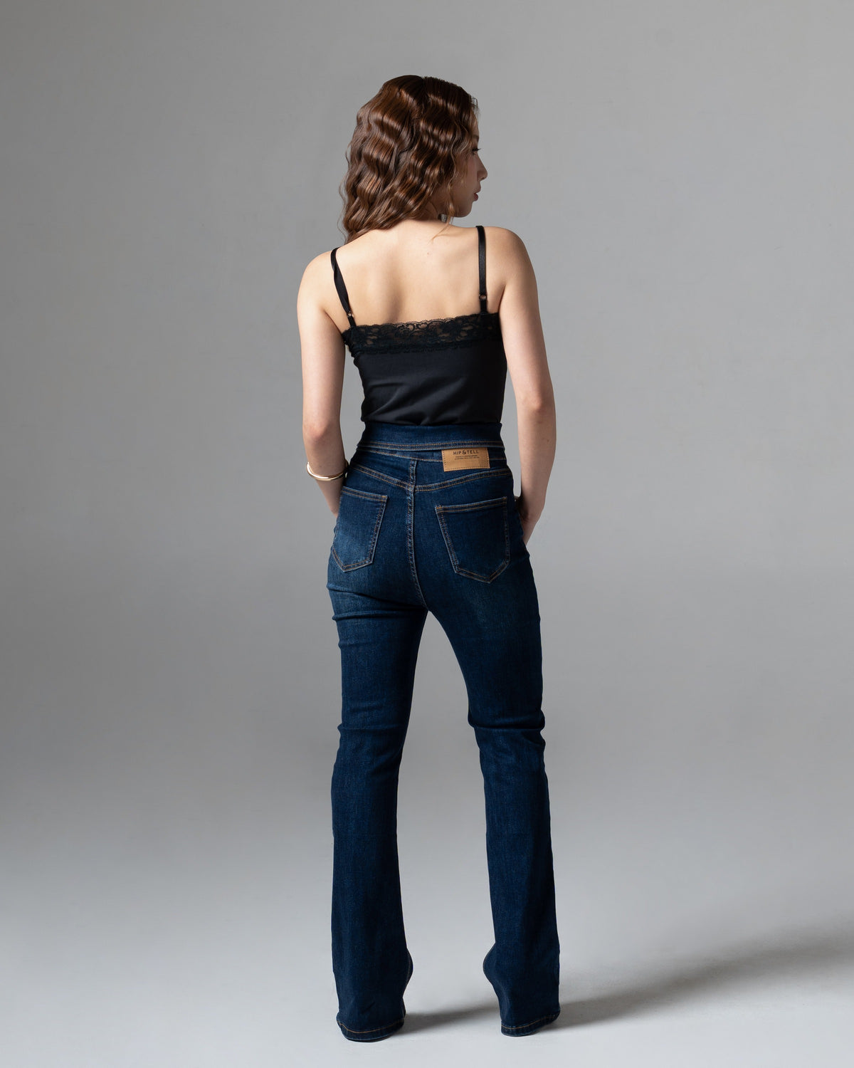 Vivienne Cutbray Jeans Black Blue, petite size, tampak belakang