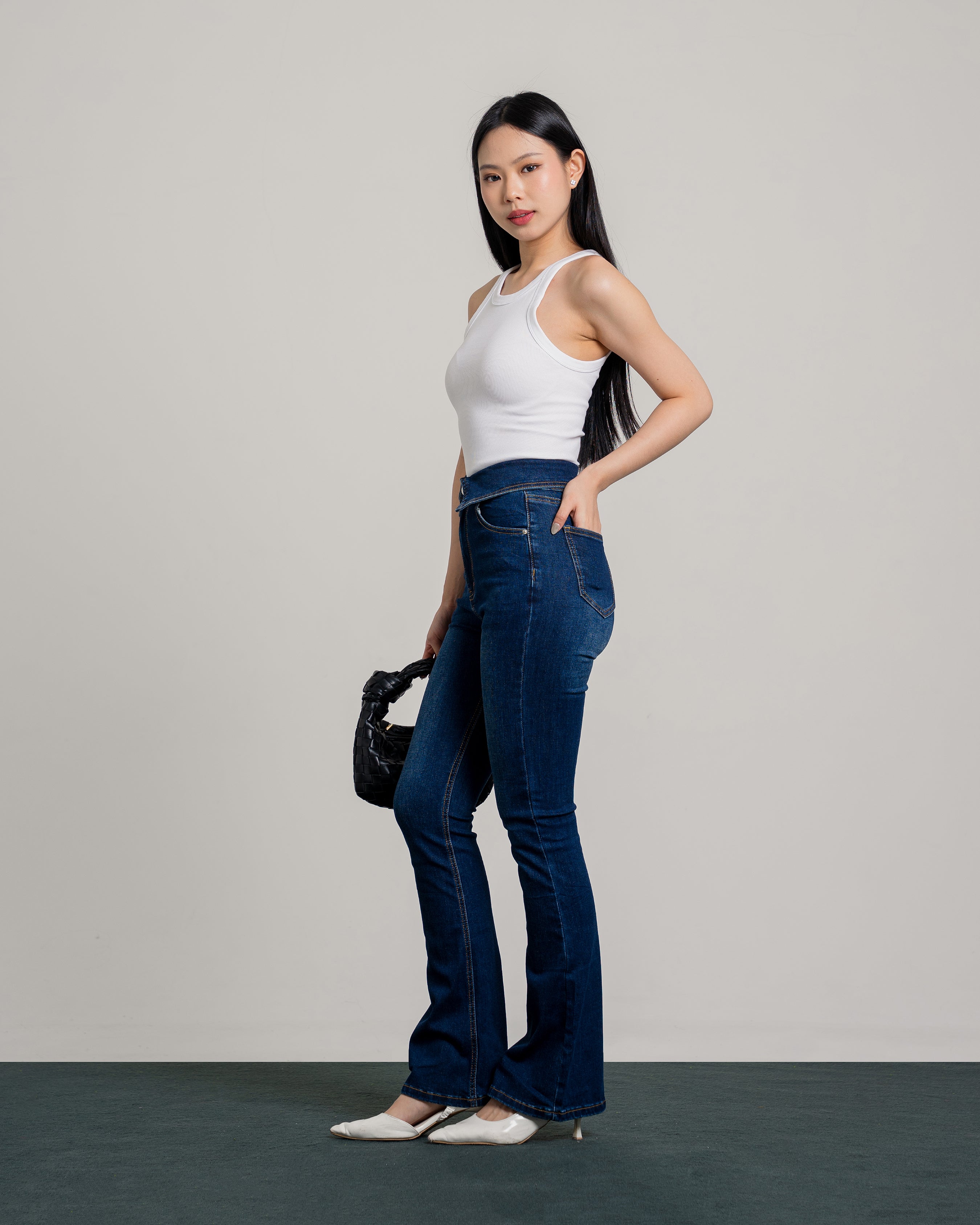 Vivienne Highwaist Cutbray Jeans in Black Blue