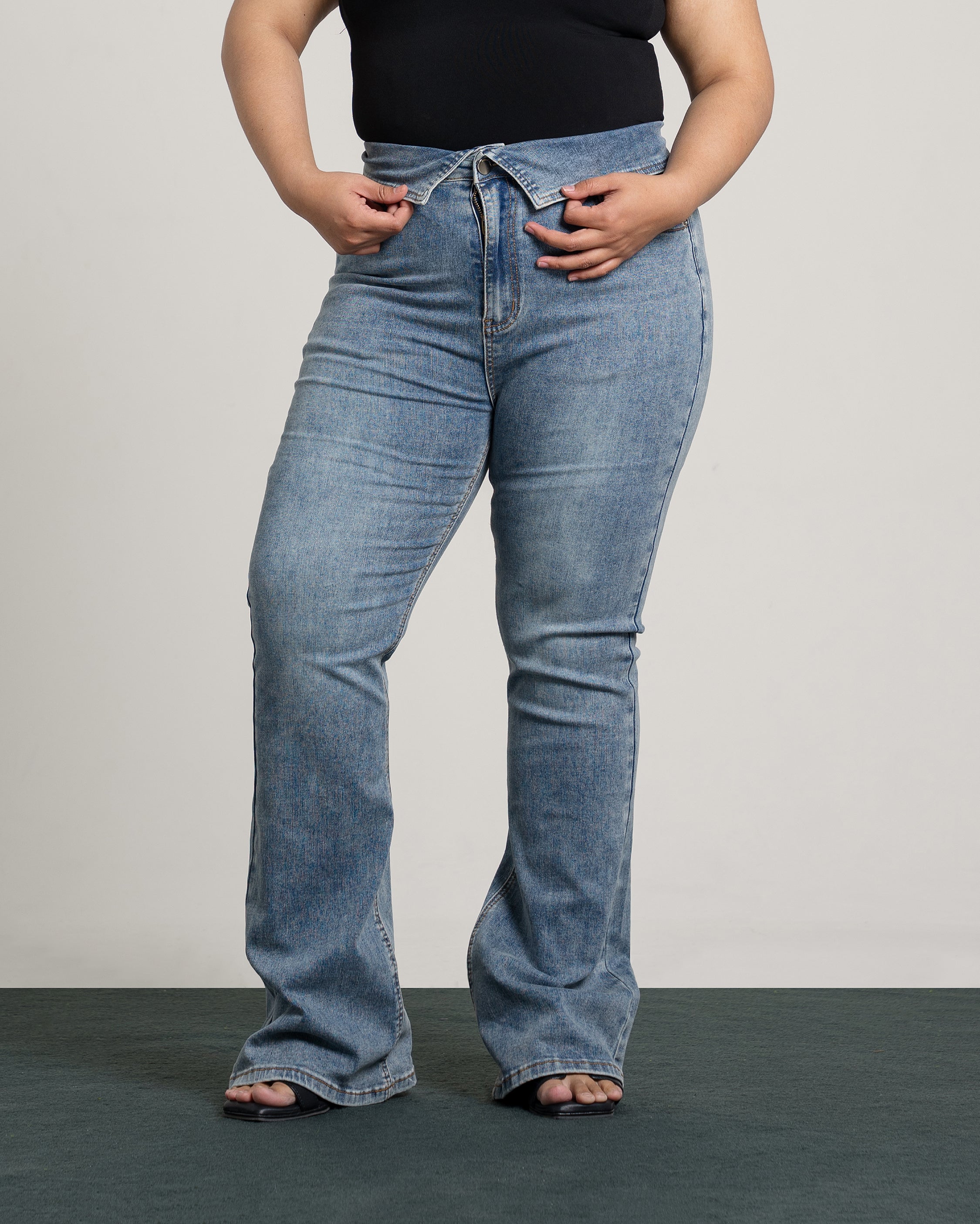 Vivienne Highwaist Cutbray Jeans in Light Blue