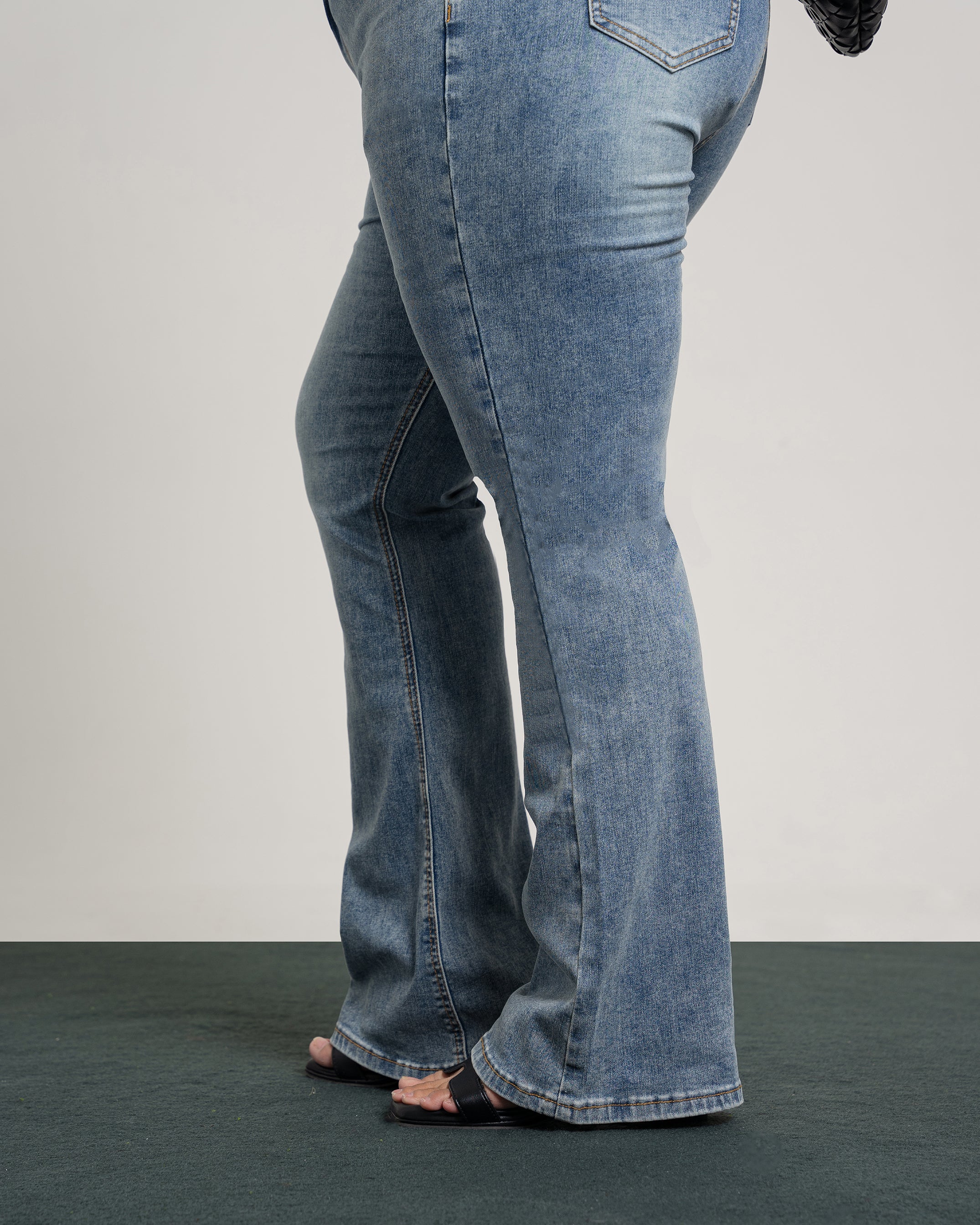 Vivienne Highwaist Cutbray Jeans in Light Blue