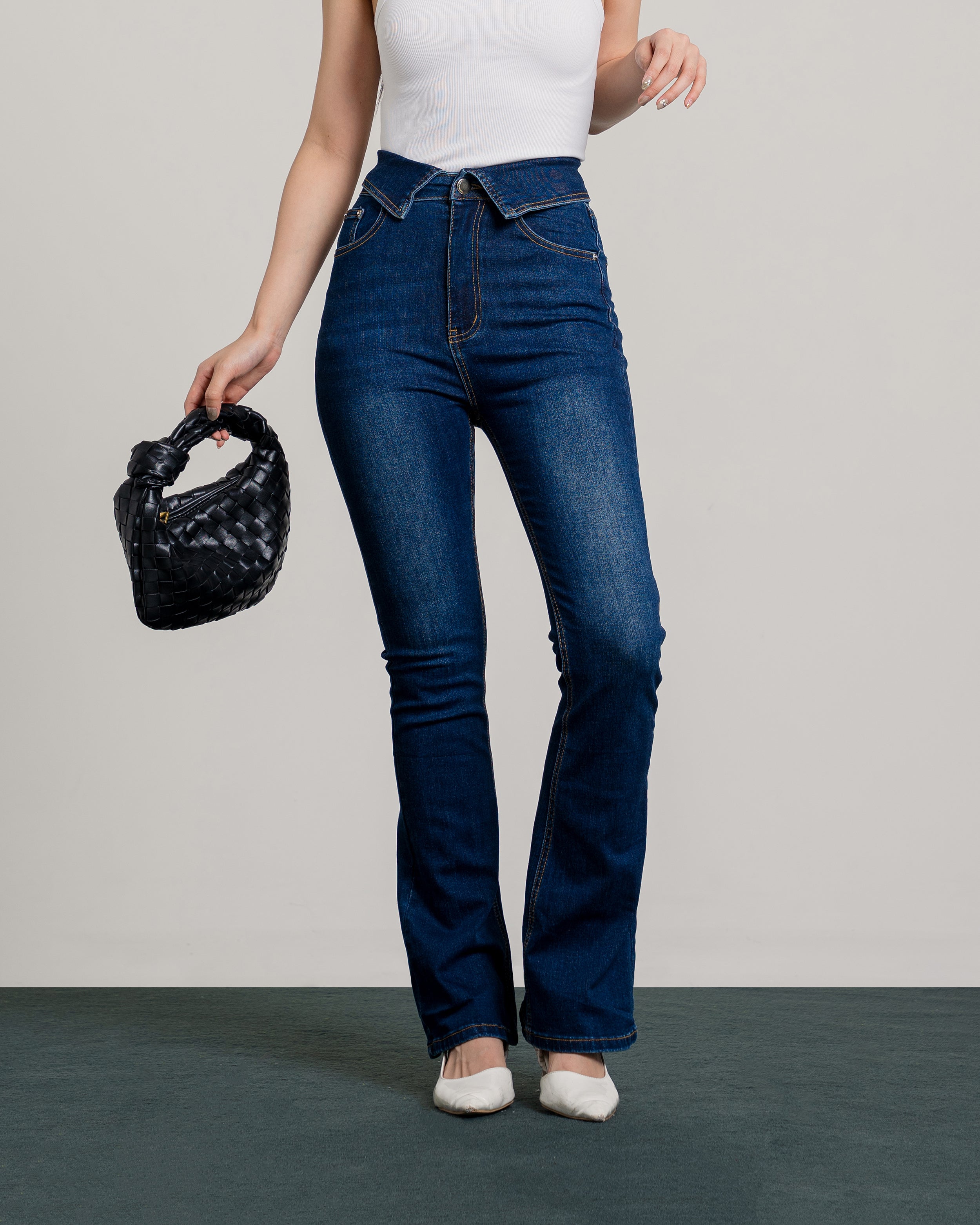 Vivienne Highwaist Cutbray Jeans in Black Blue