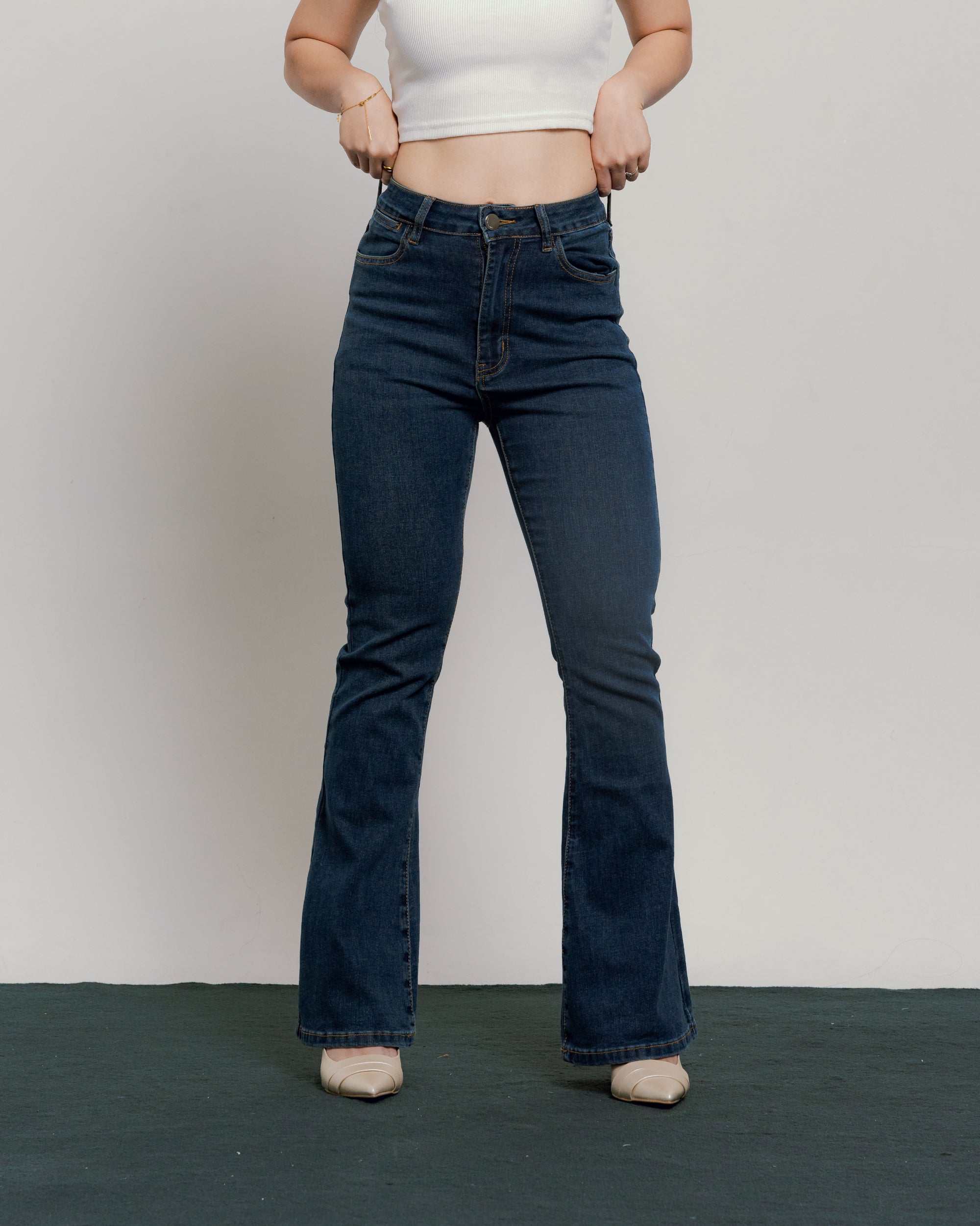 Kelly Flare Jeans Petite in Dark Blue