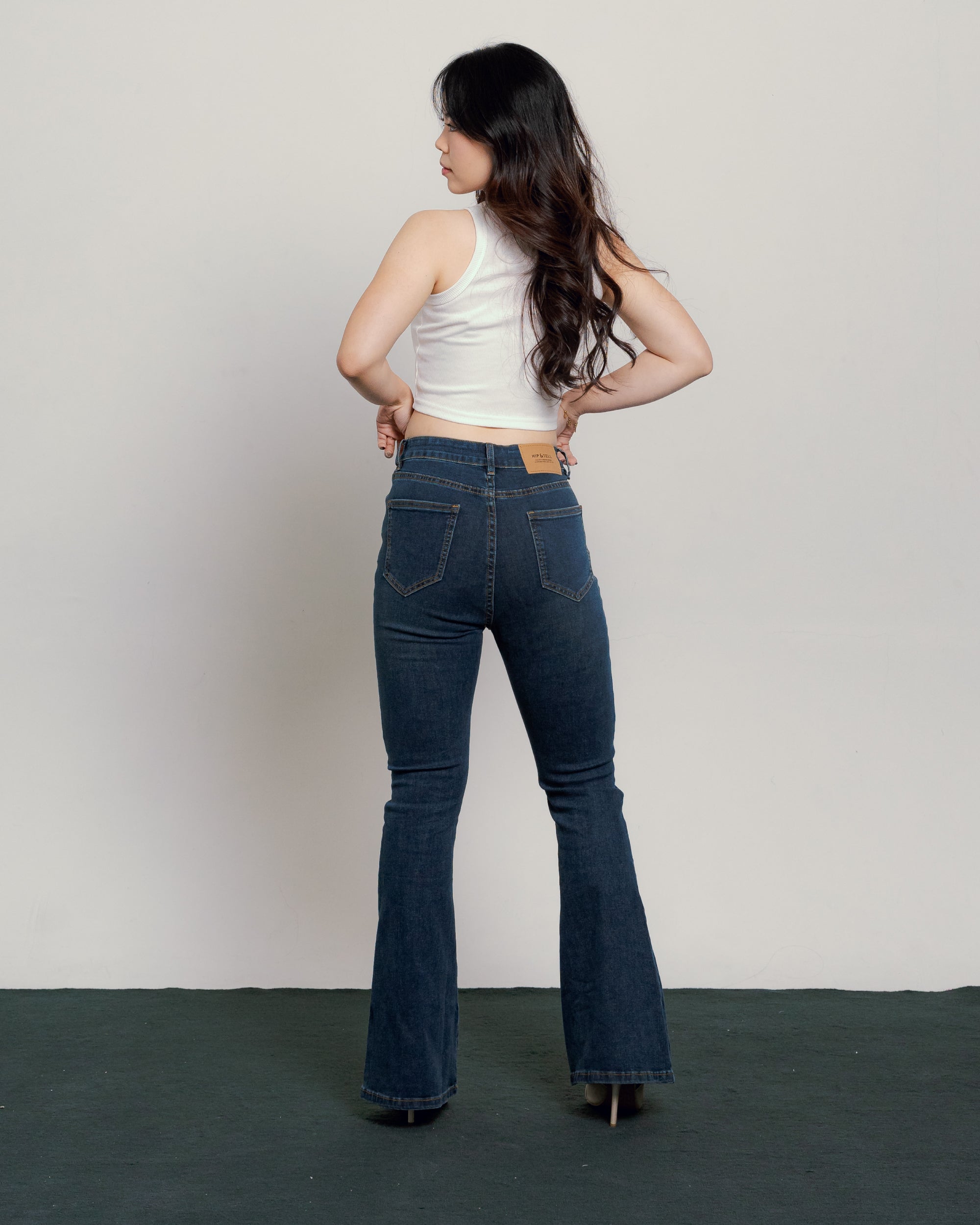 Kelly Flare Jeans Petite in Dark Blue