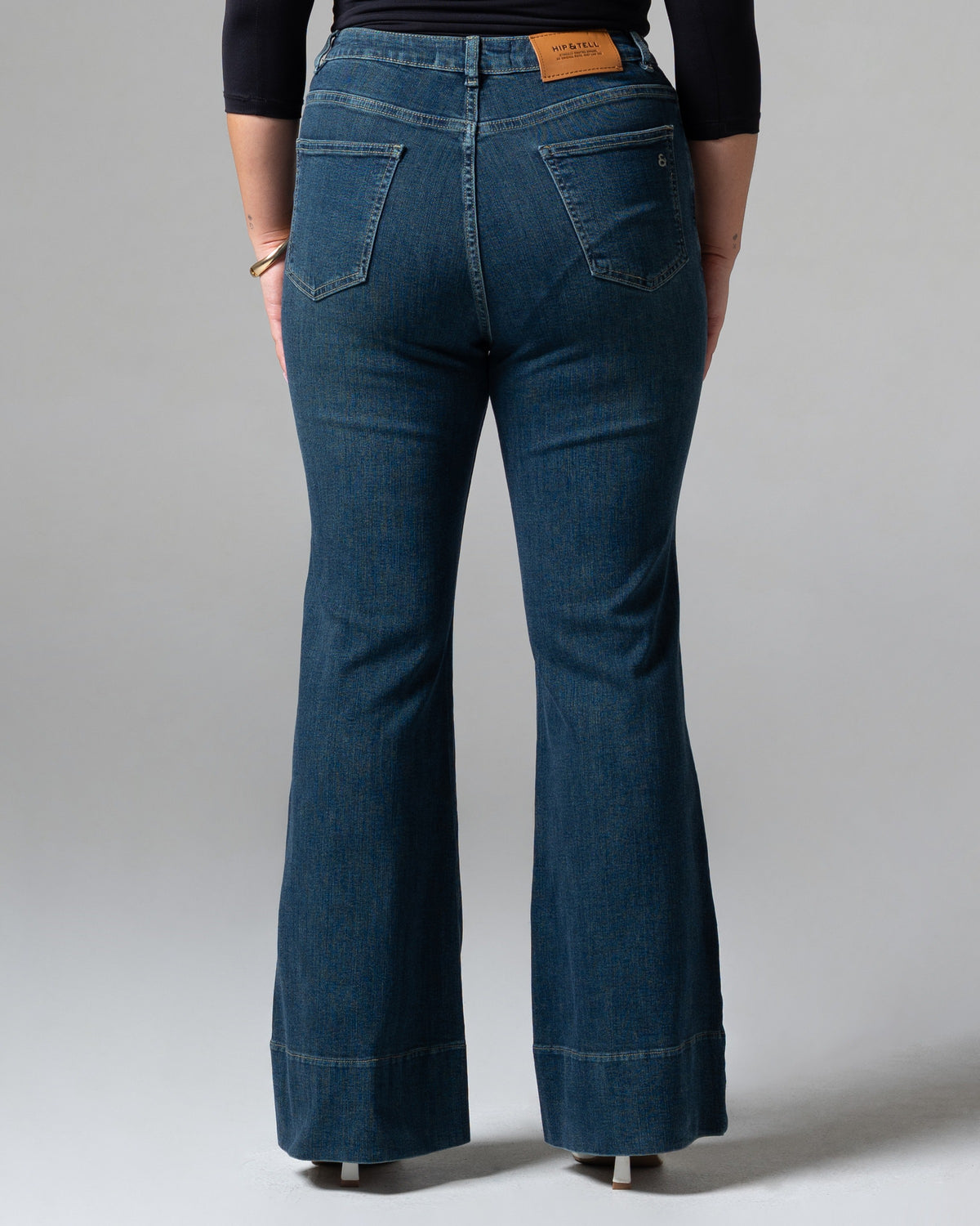 Ashley Flare Jeans Black Blue, mid size, detail belakang
