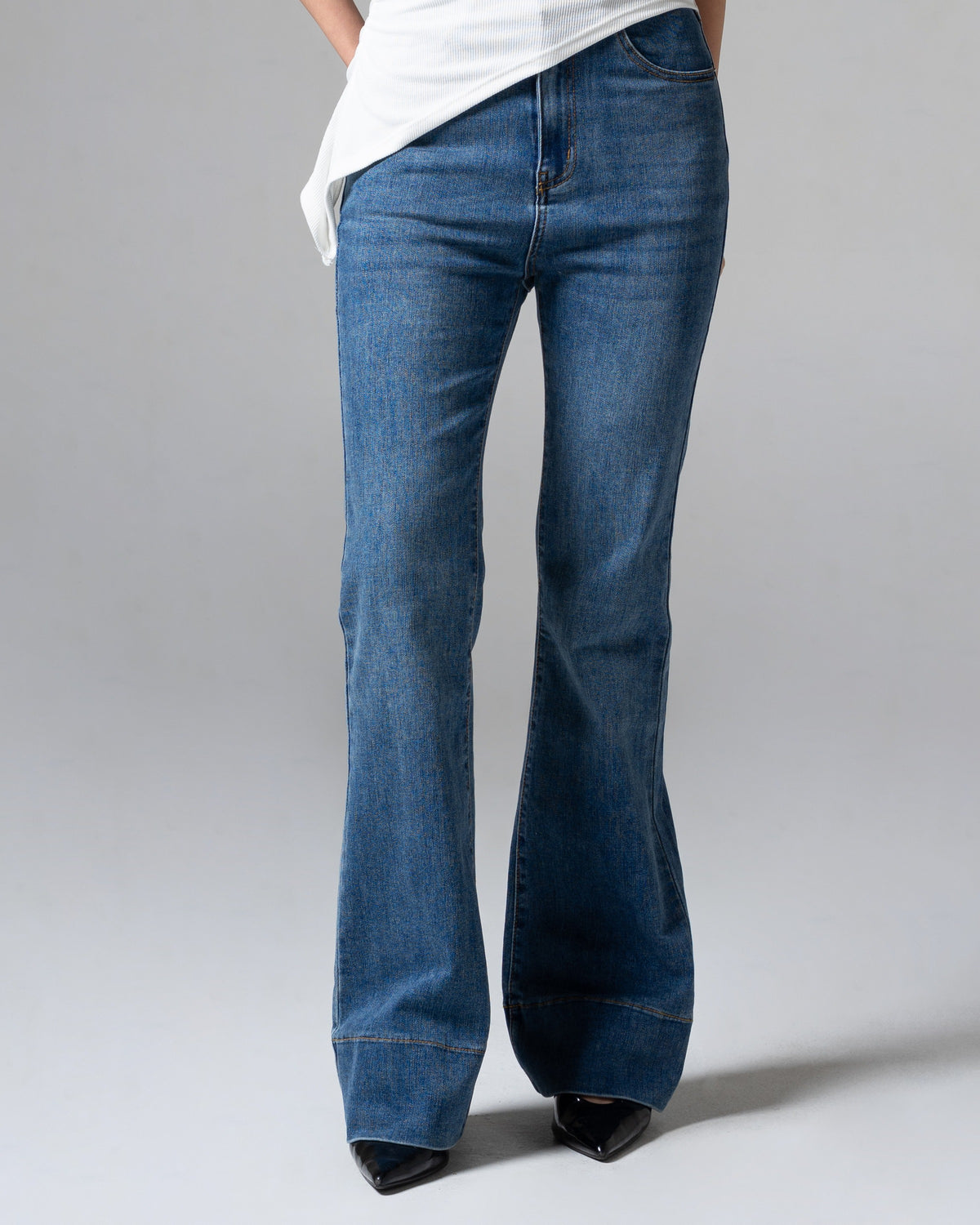 Ashley Flare Jeans Dark Blue, regular size, detail depan