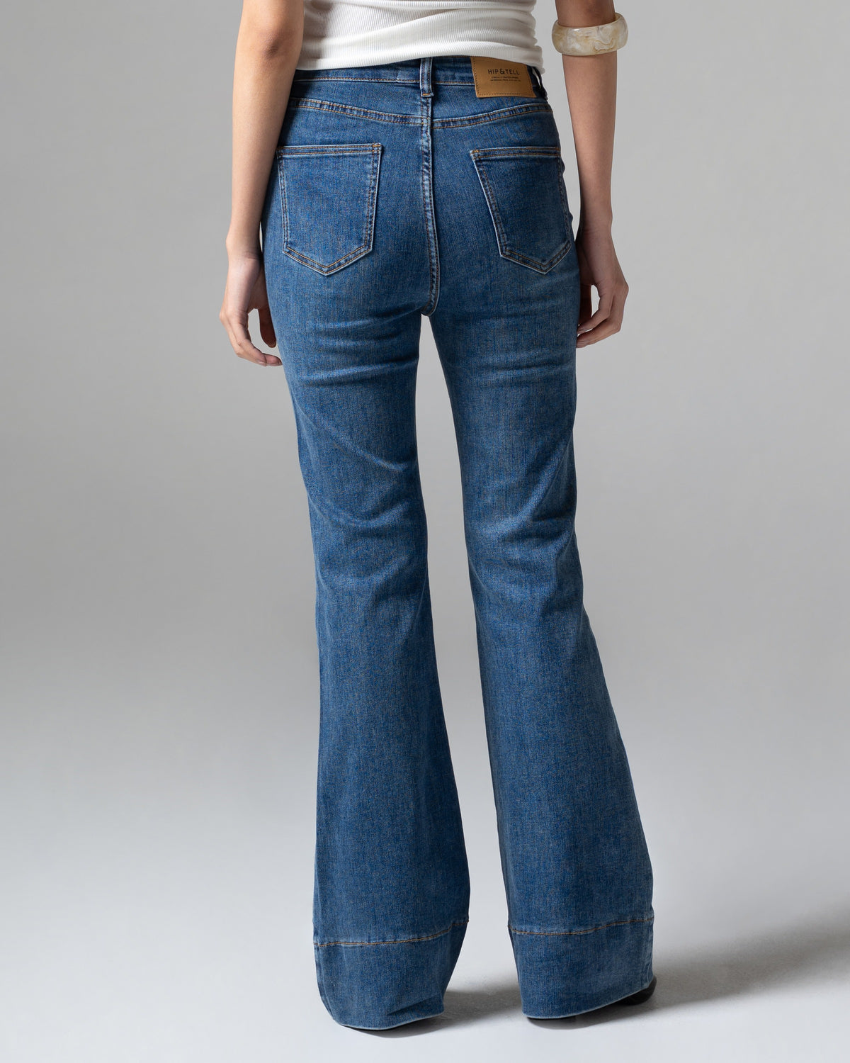 Ashley Flare Jeans Dark Blue, regular size, detail belakang