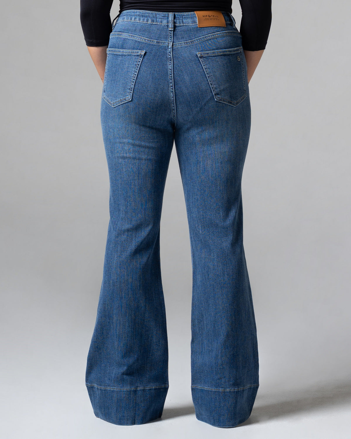 Ashley Flare Jeans Dark Blue, mid size, detail belakang