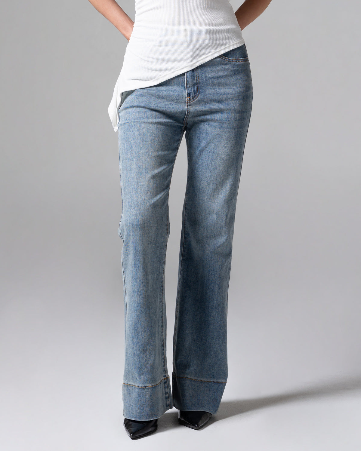 Ashley Flare Jeans Light Blue, regular size, detail depan