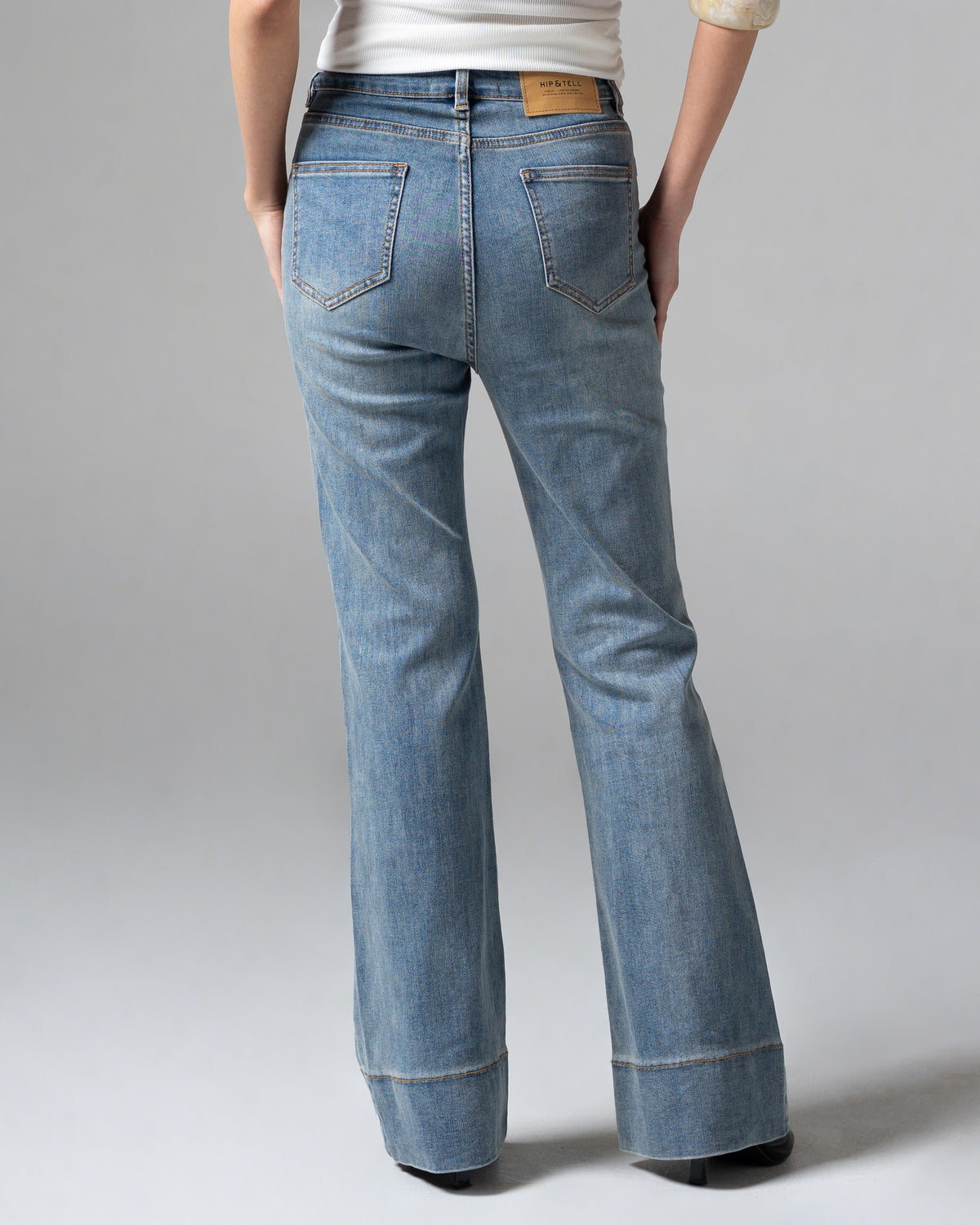 Ashley Flare Jeans Light Blue, regular size, detail belakang