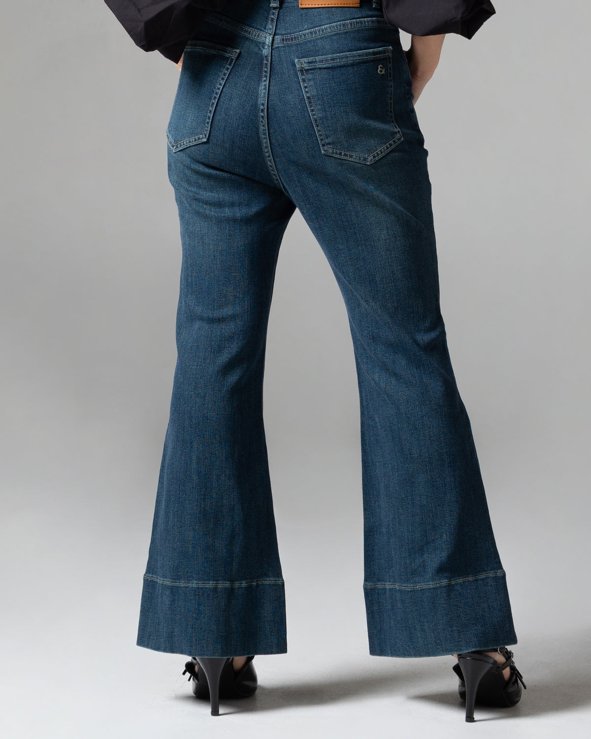 Ashley Flare Jeans Petite Black Blue, detail belakang