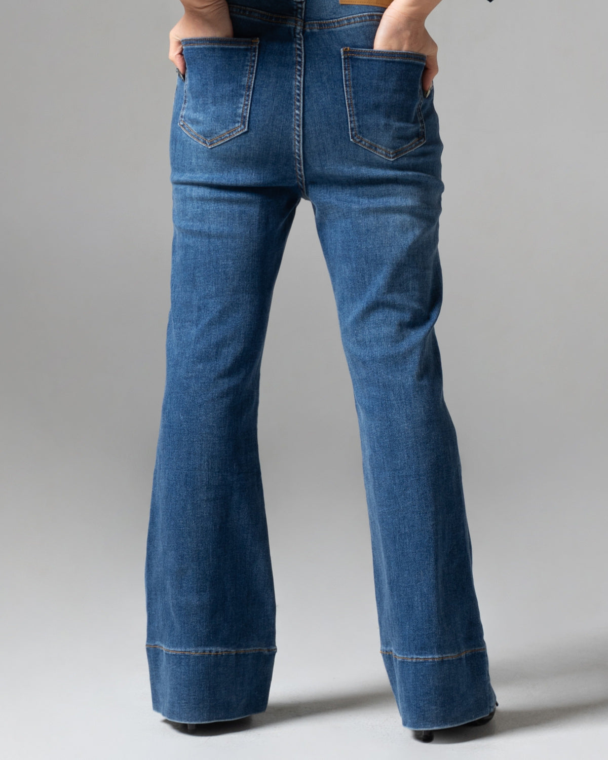 Ashley Flare Jeans Petite Dark Blue, detail belakang