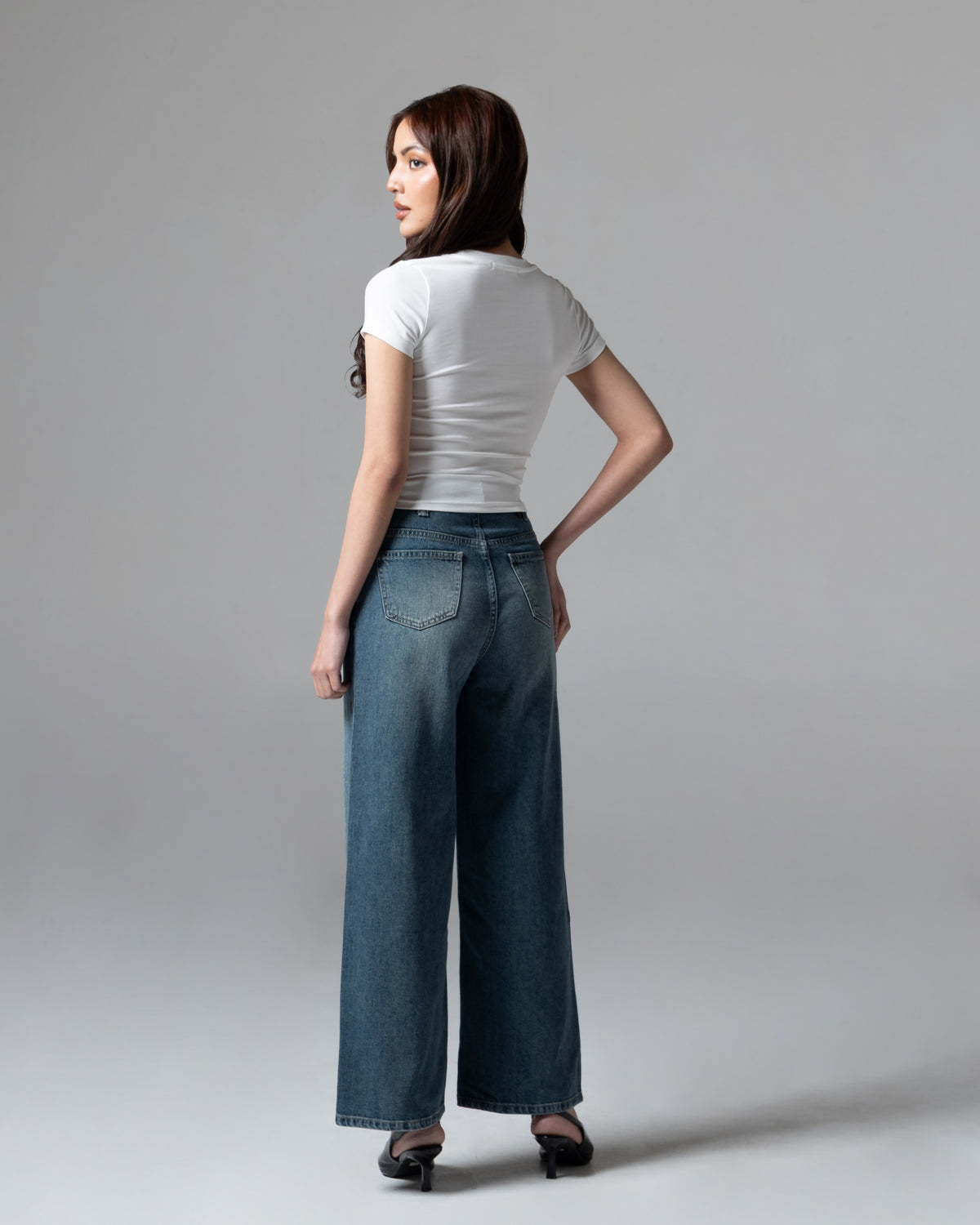 Avery Top White, regular size, tampak belakang