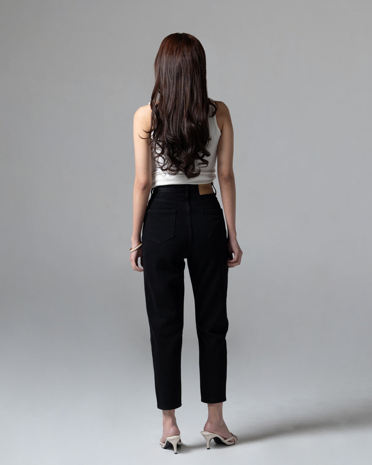 Boston Mom Jeans Black, regular size, tampak belakang