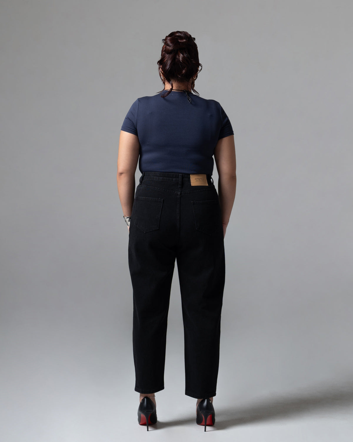 Boston Mom Jeans Black, mid size, tampak belakang