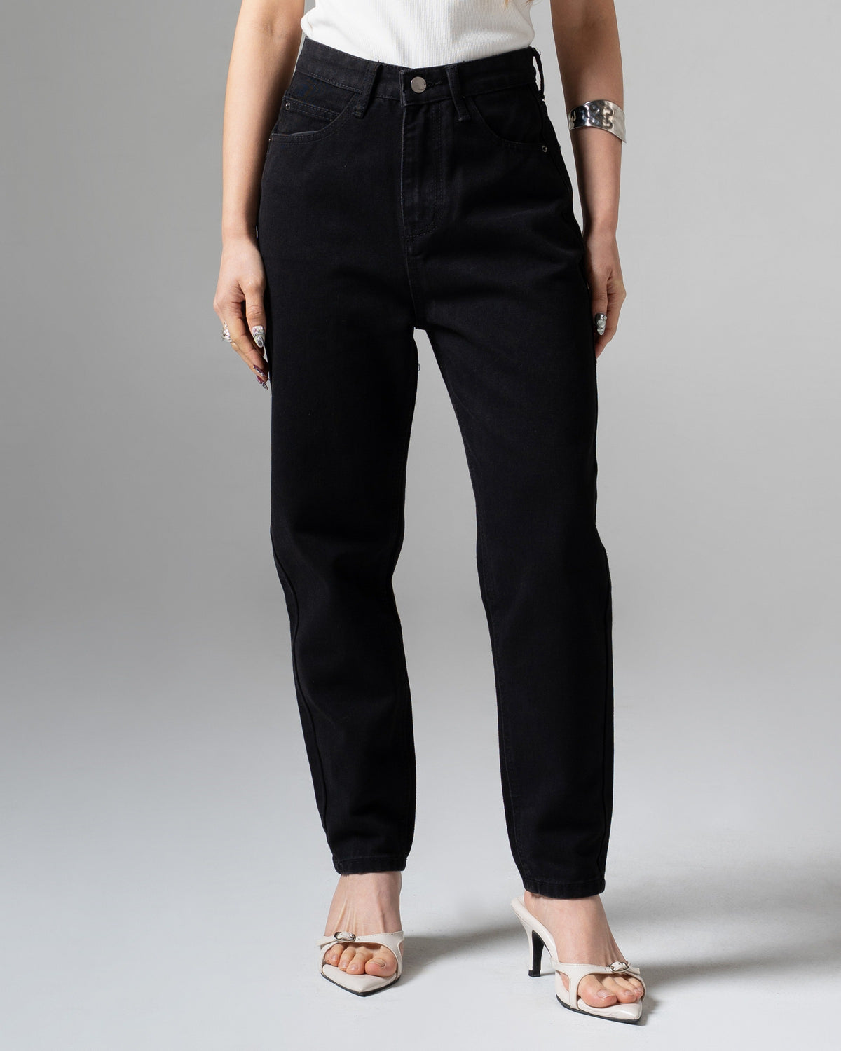 Boston Mom Jeans Black, petite size, detail depan