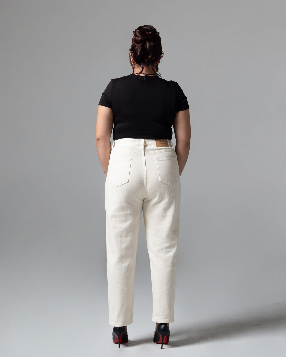 Boston Mom Jeans Cream, mid size, tampak belakang