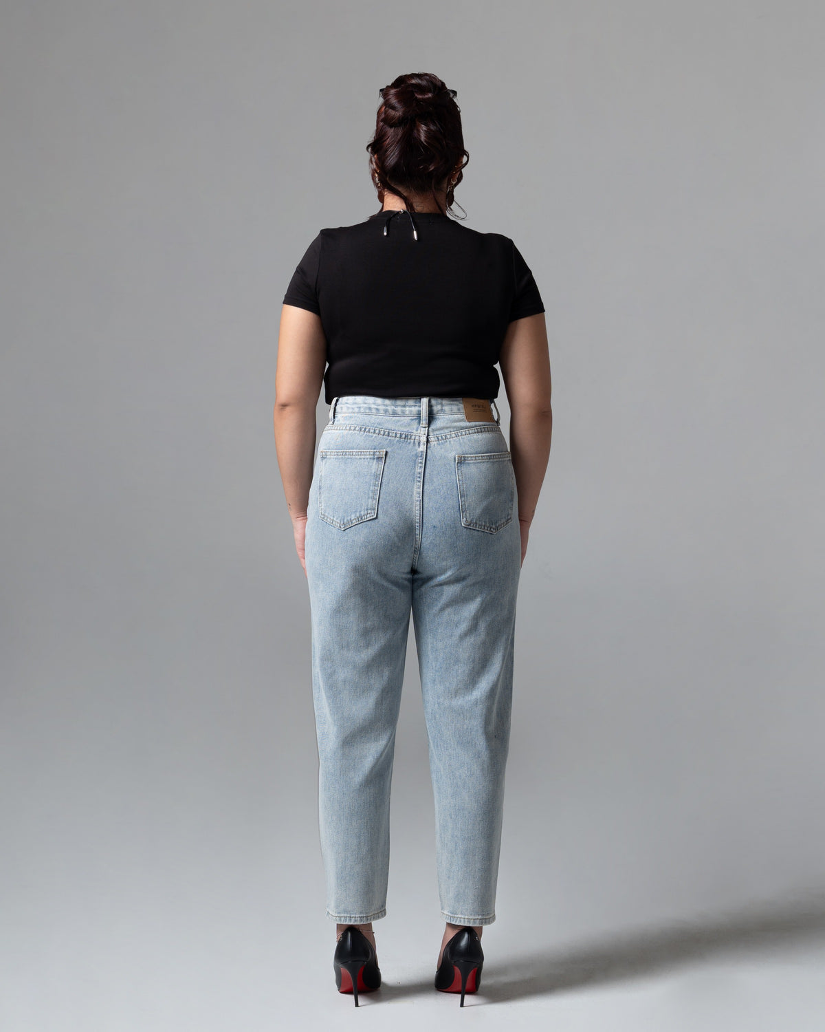 Boston Mom Jeans Light Blue, mid size, tampak belakang
