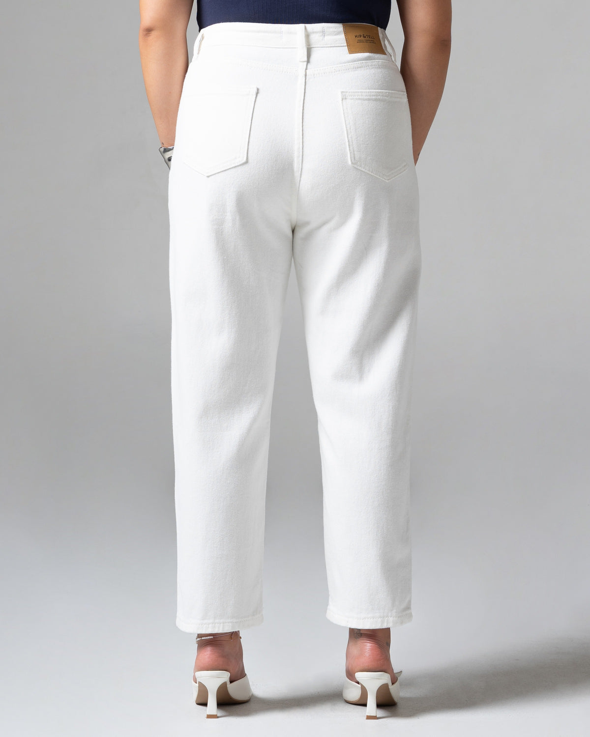 Boston Mom Jeans White, mid size, detail belakang