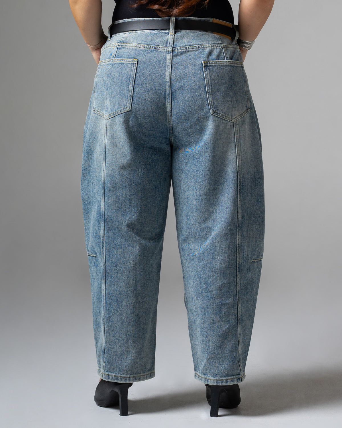 Daryl Barrel Jeans, detail belakang