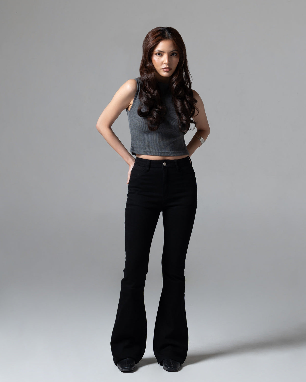Kelly Flare Jeans Black, regular size, tampak depan