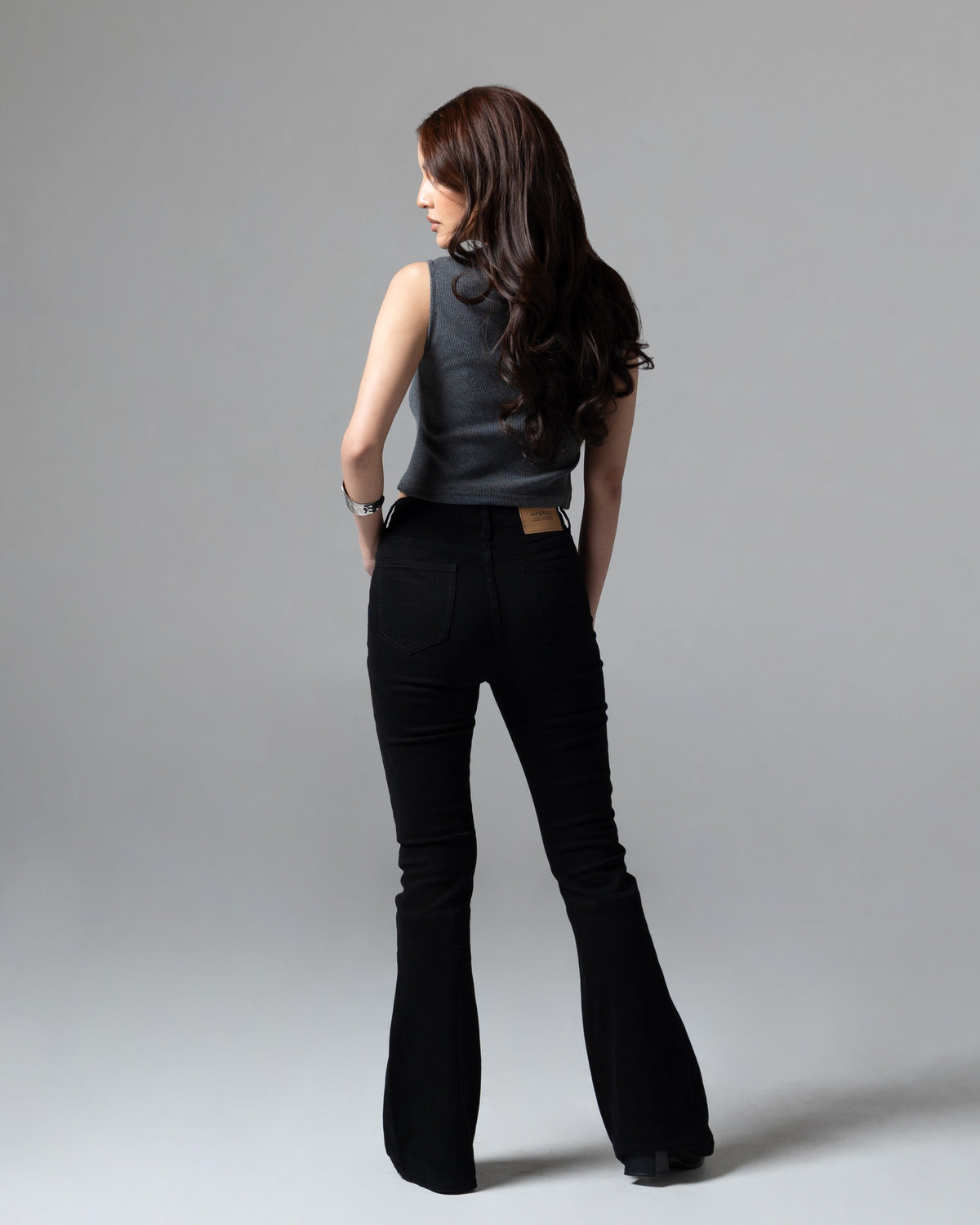 Kelly Flare Jeans Black, regular size, tampak belakang