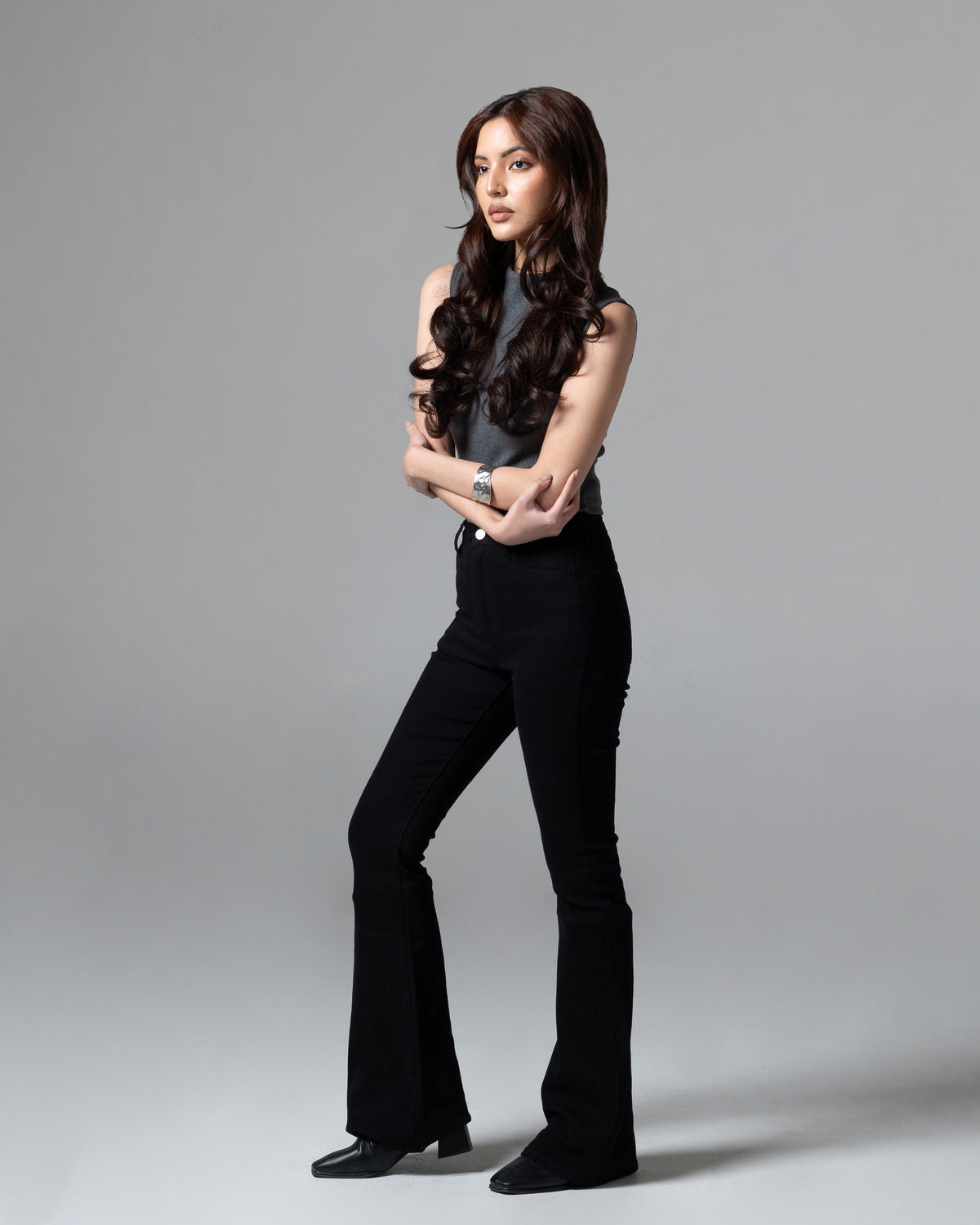 Kelly Flare Jeans Black, regular size, tampak depan