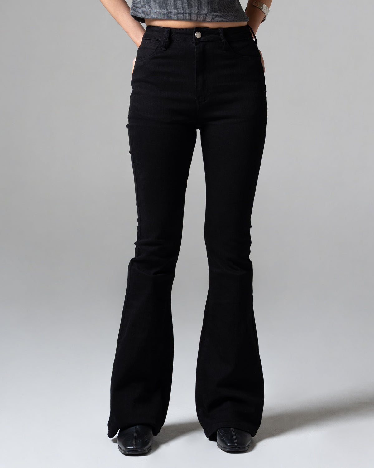 Kelly Flare Jeans Black, regular size, detail depan