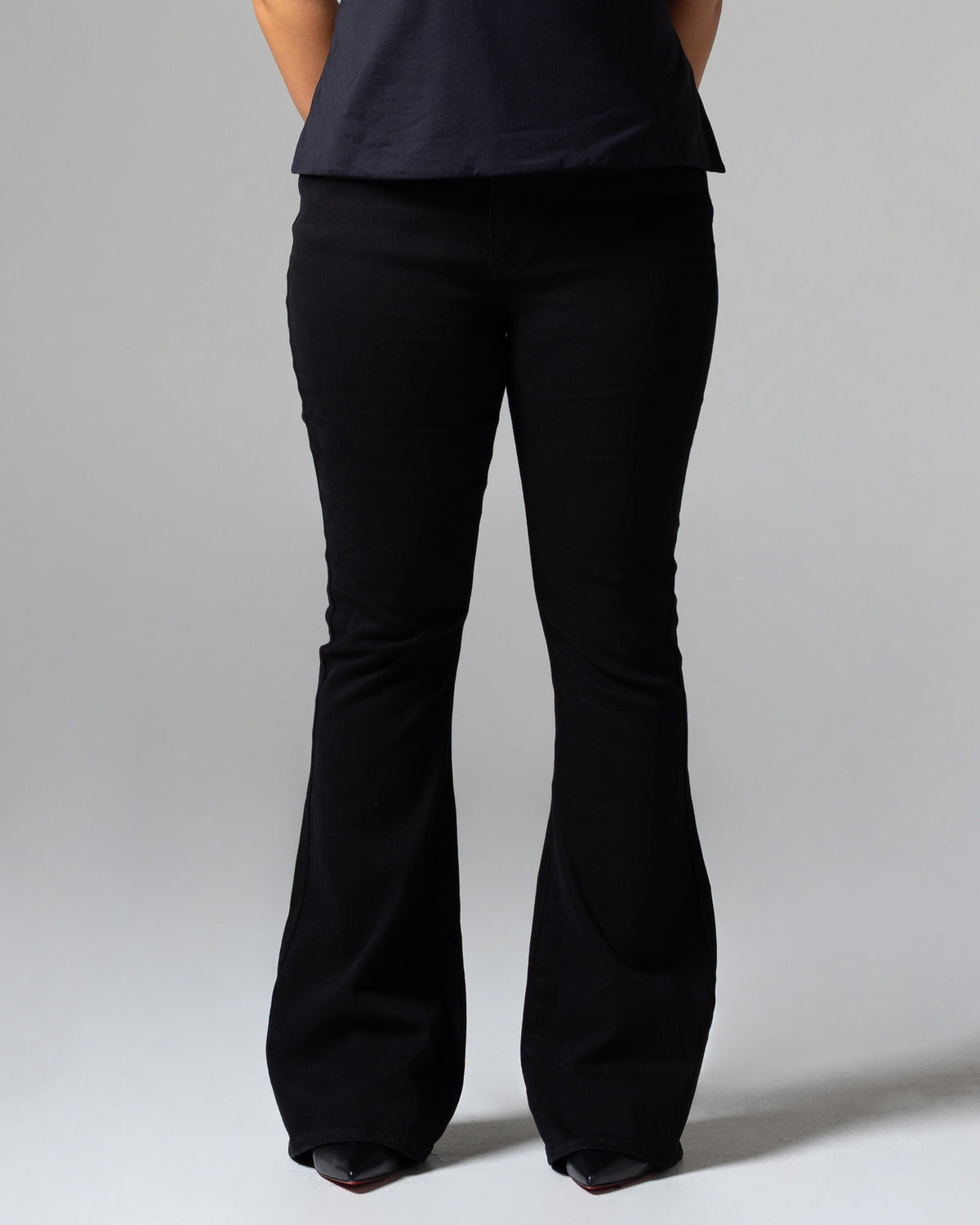 Kelly Flare Jeans Black, mid size, detail depan