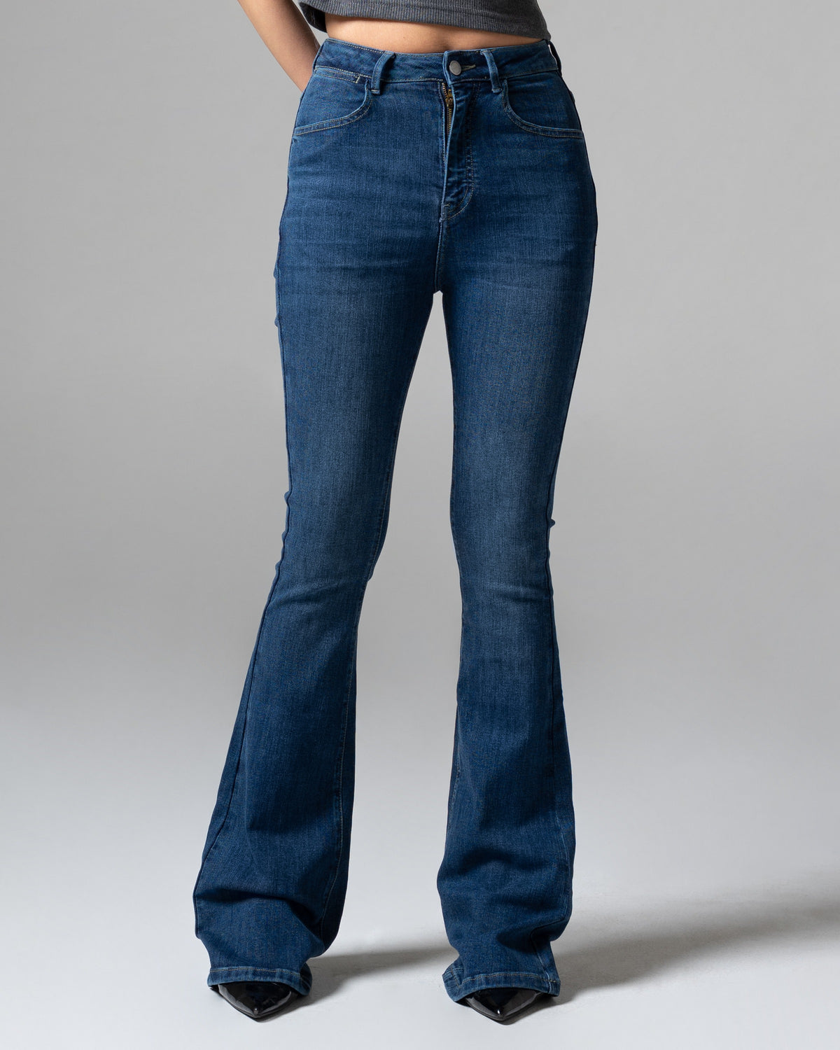 Kelly Flare Jeans Dark Blue, regular size, detail depan