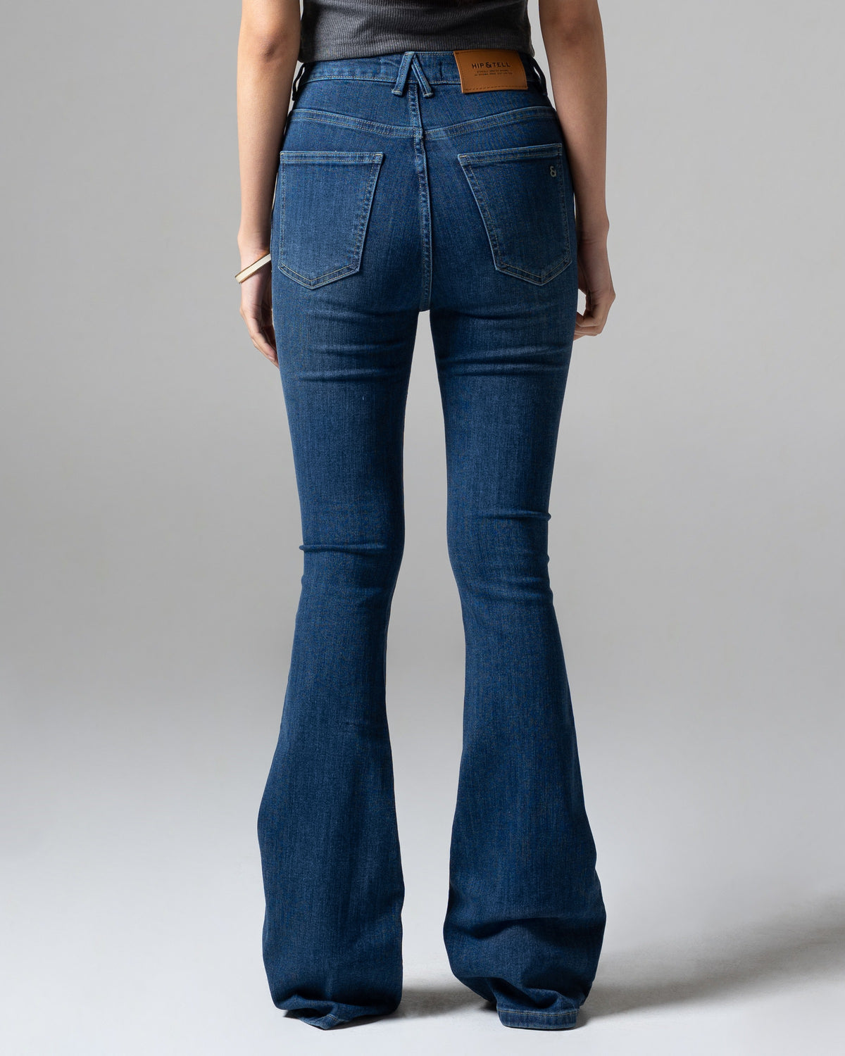 Kelly Flare Jeans Dark Blue, regular size, detail belakang