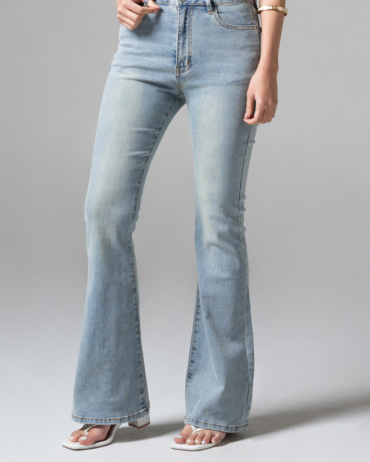 Kelly Flare Jeans Light Blue, regular size, detail depan