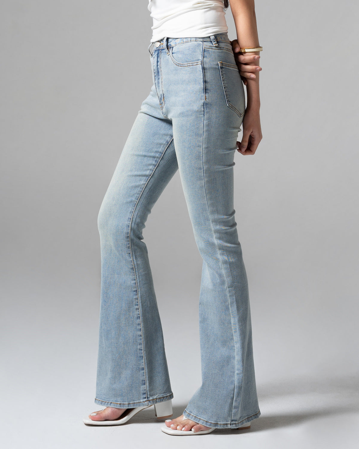 Kelly Flare Jeans Light Blue, regular size, detail depan