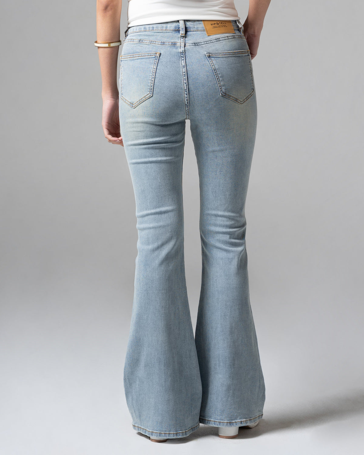 Kelly Flare Jeans Light Blue, regular size, detail belakang