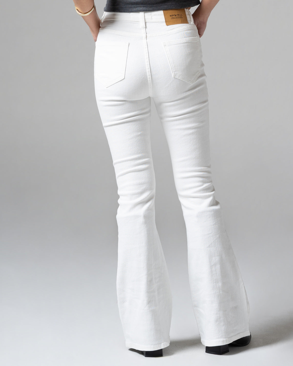 Kelly Flare Jeans White, regular size, detail belakang