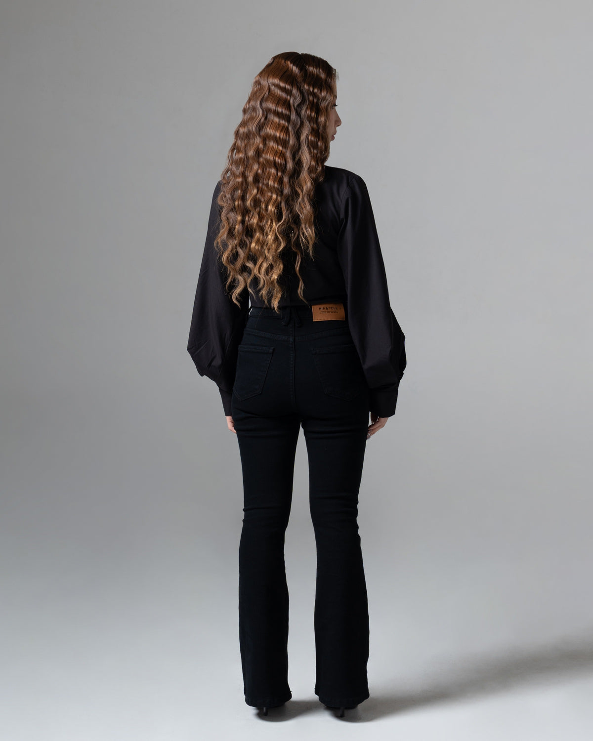 Kelly Flare Jeans Petite Black, petite size, tampak belakang