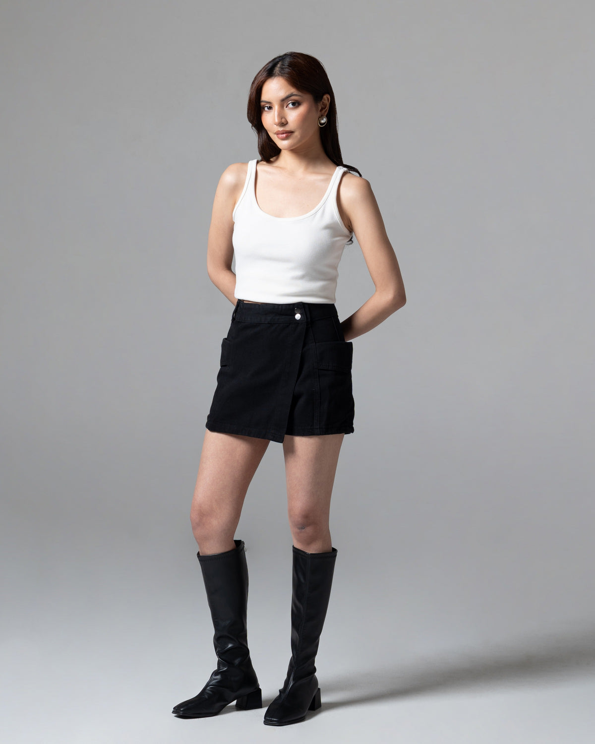 Monet Skort Jeans Black, regular size, tampak depan