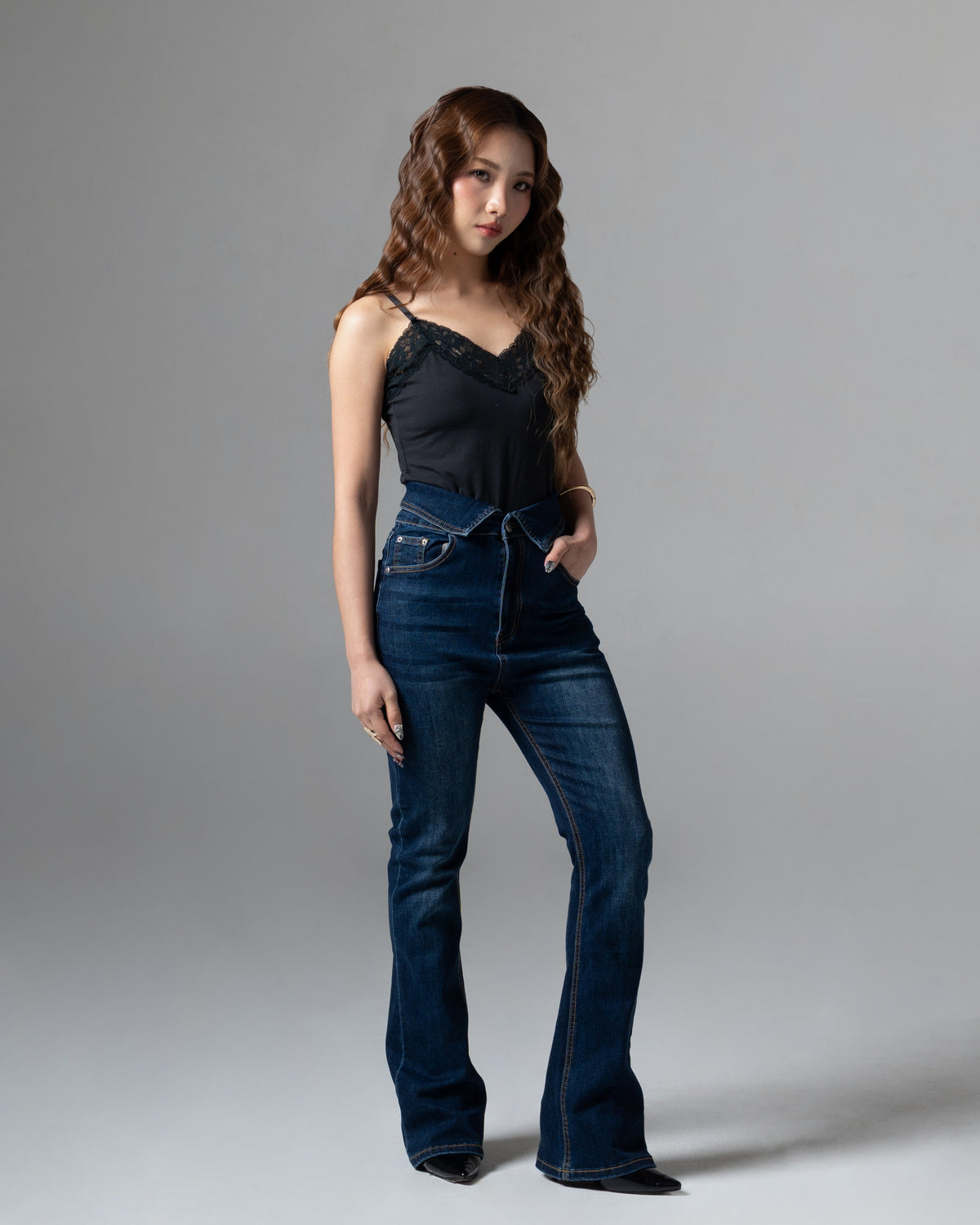 Vivienne Cutbray Jeans Black Blue, petite size, tampak depan