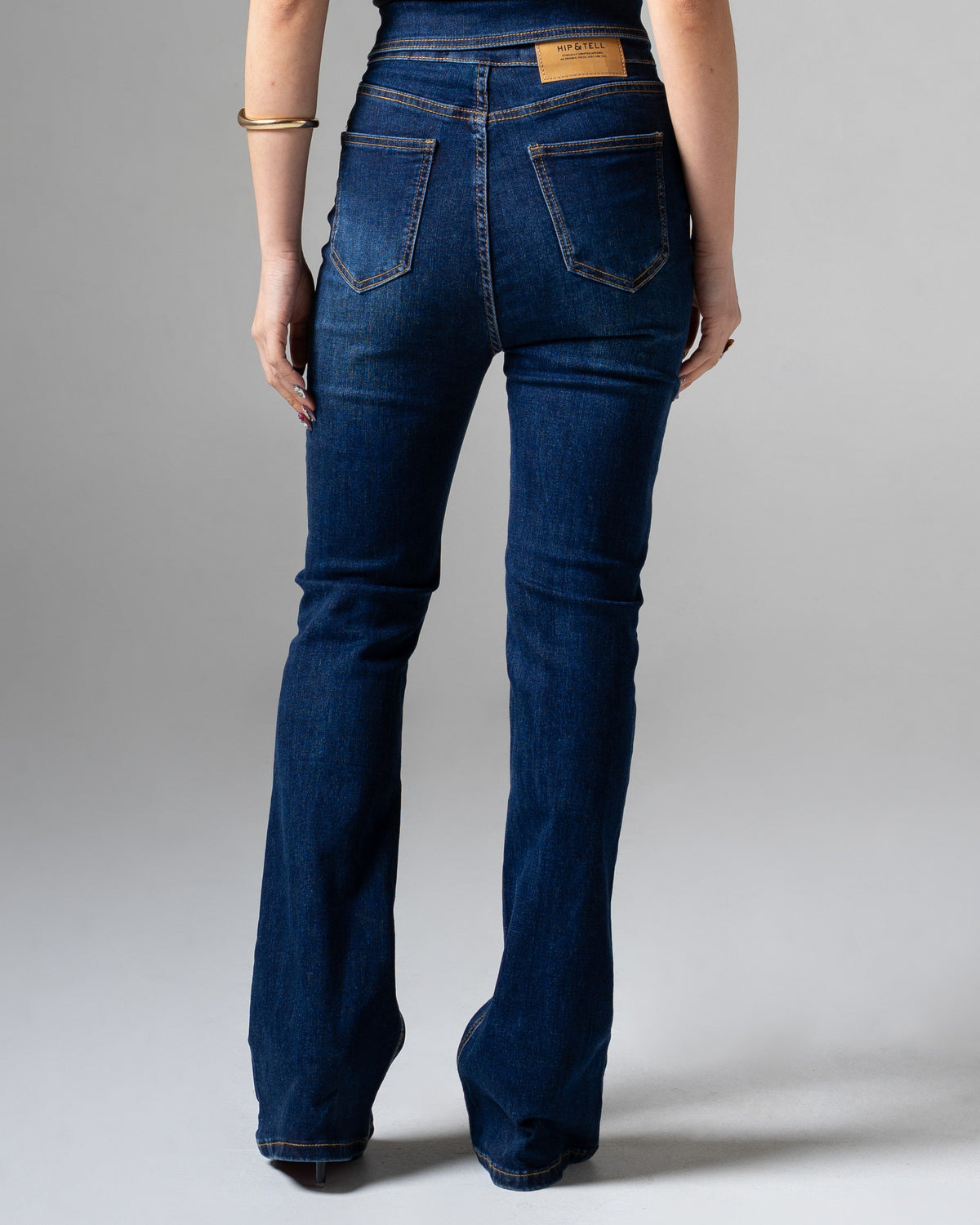 Vivienne Cutbray Jeans Black Blue, detail belakang